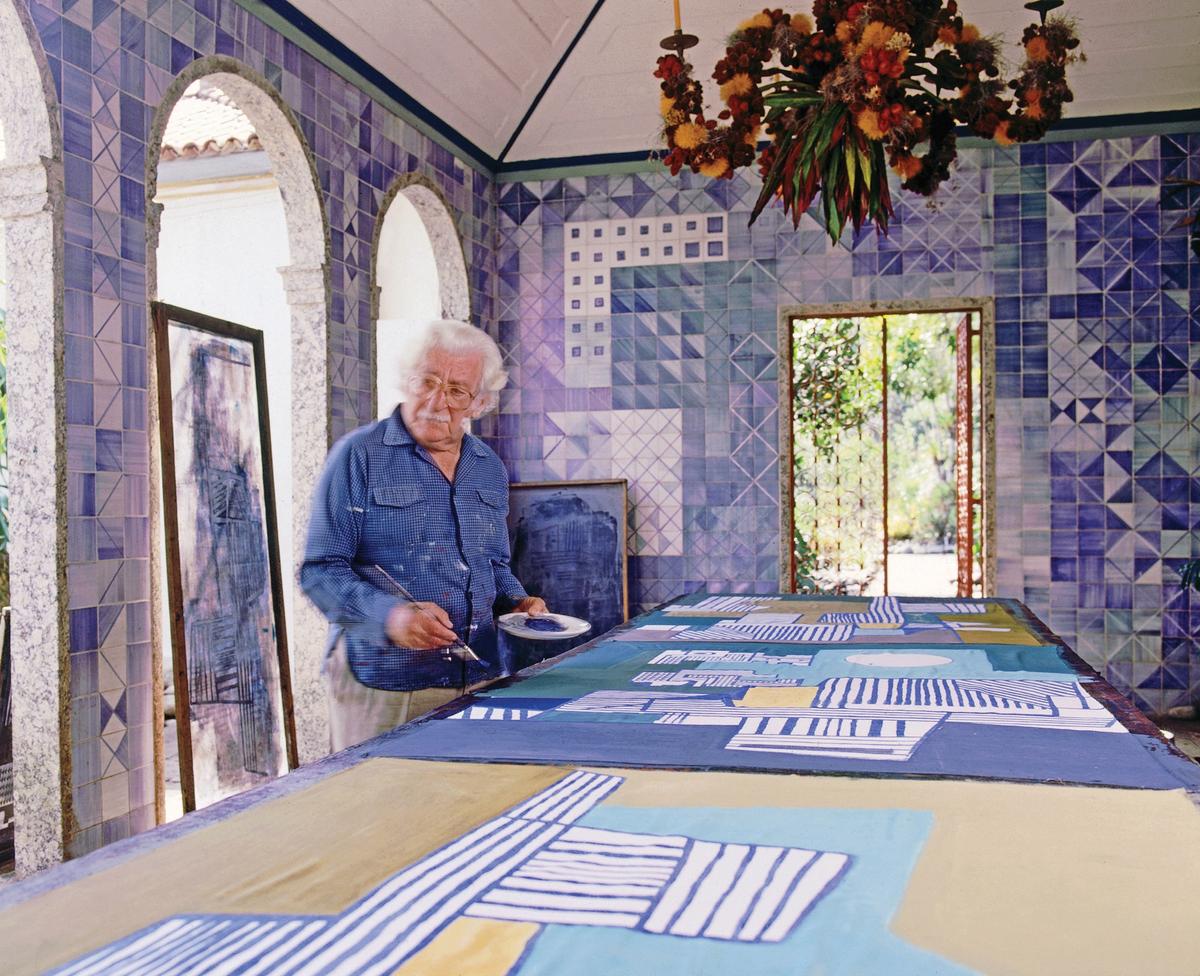 Roberto Burle Marx, painting in the loggia of his home in the 1980s © Claus Meyer/Tyba, courtesy of the New York Botanical Garden