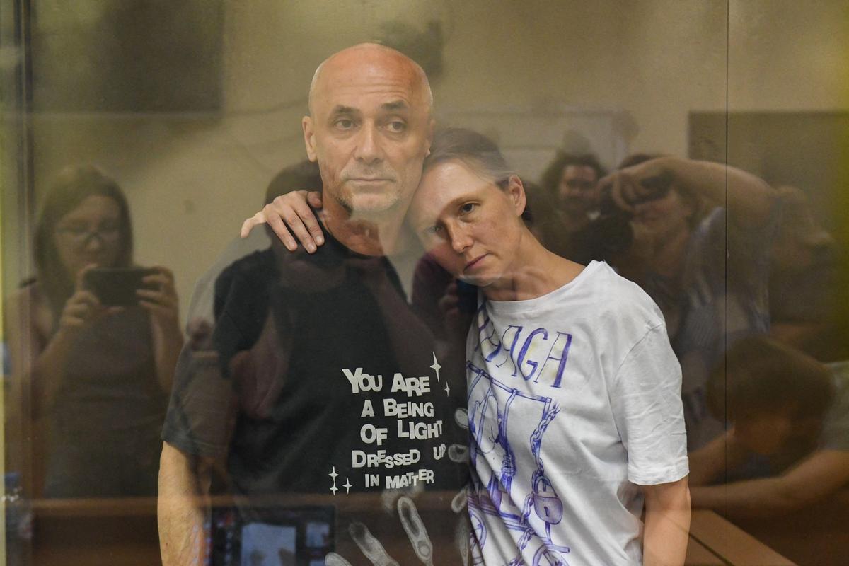Aleksandr Dotsenko (left) with his wife Anastasia Dyudyaeva in the courtroom dock
Photo: SOPA Images Limited