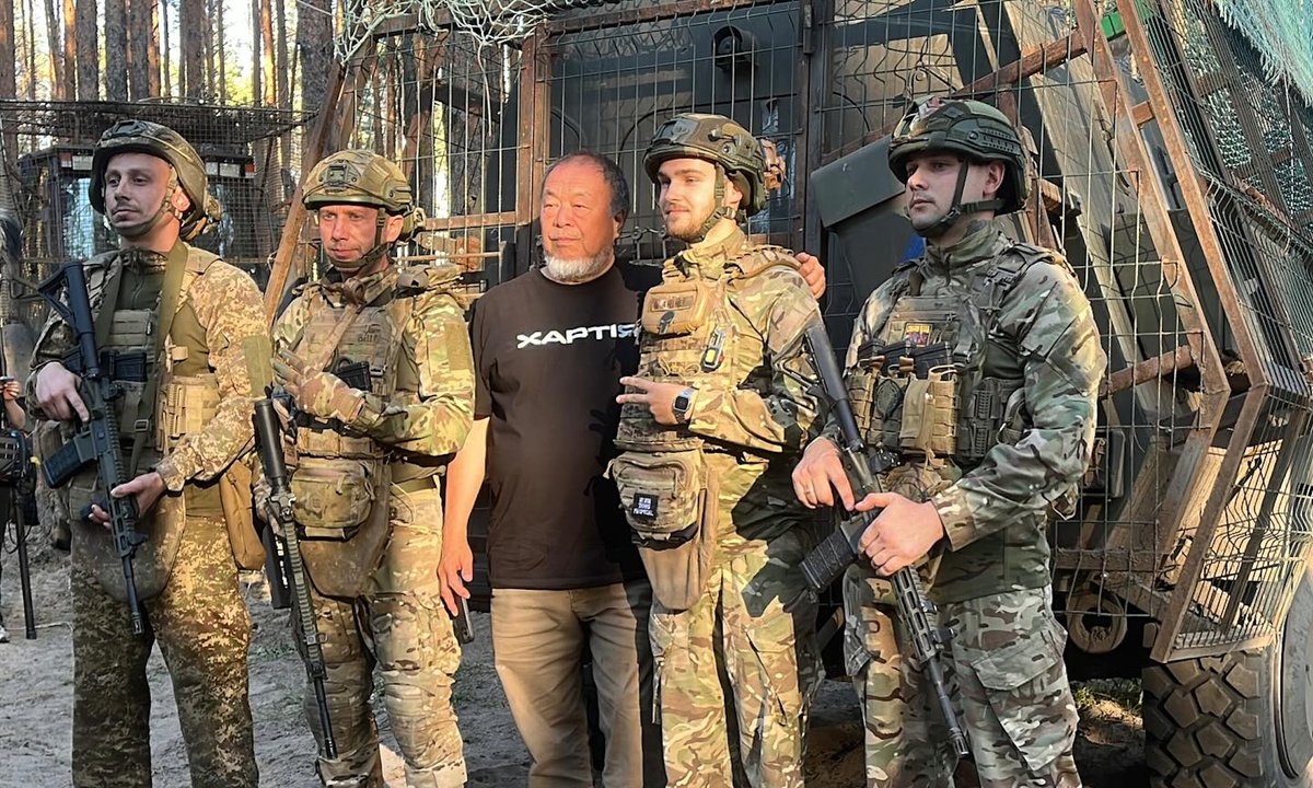 Ai Weiwei visits soldiers on Ukrainian front lines
