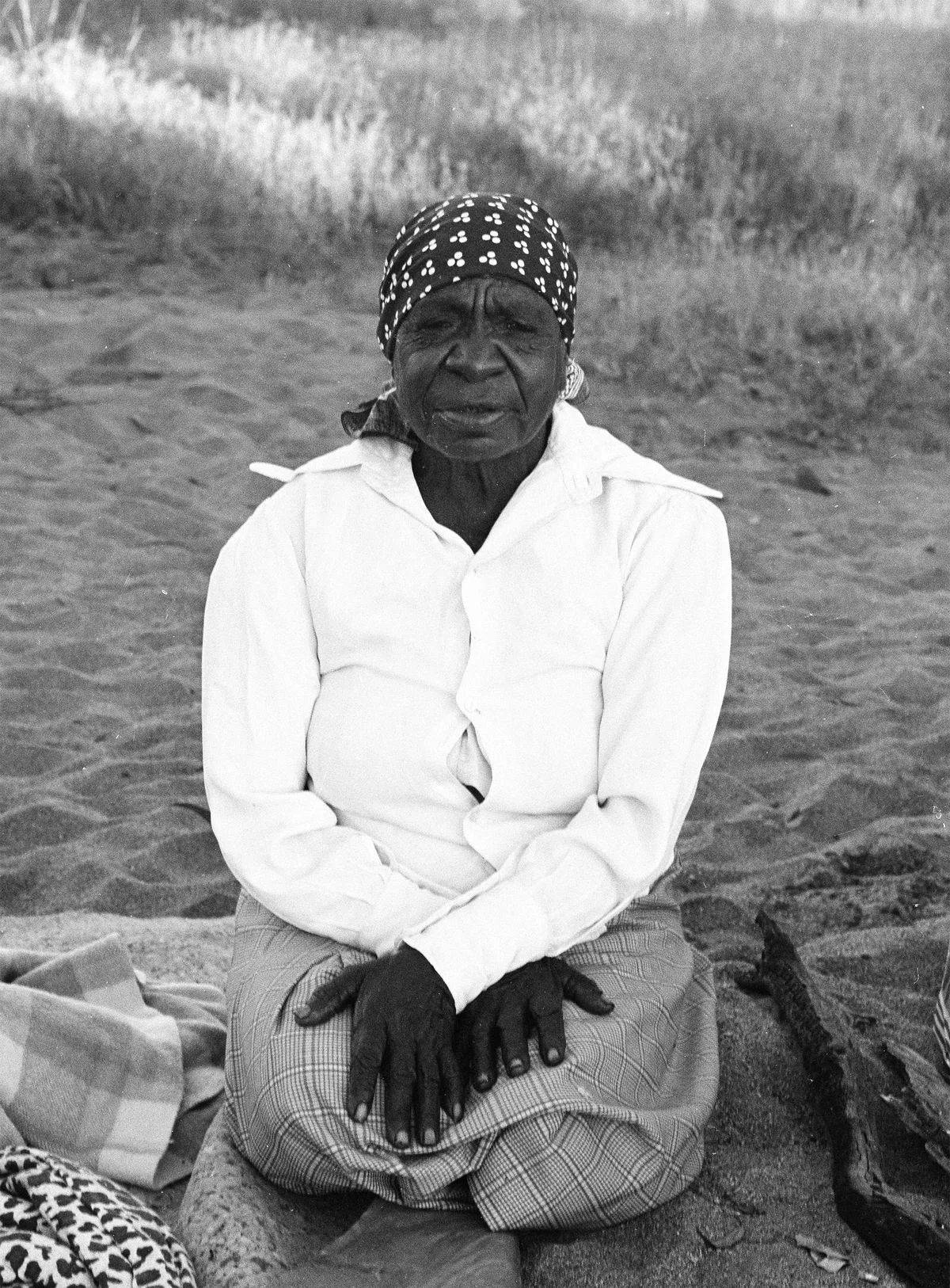 Emily Kam Kngwarray near Mparntwe/Alice Springs in 1980 Photo: © Toly Sawenko, 2023