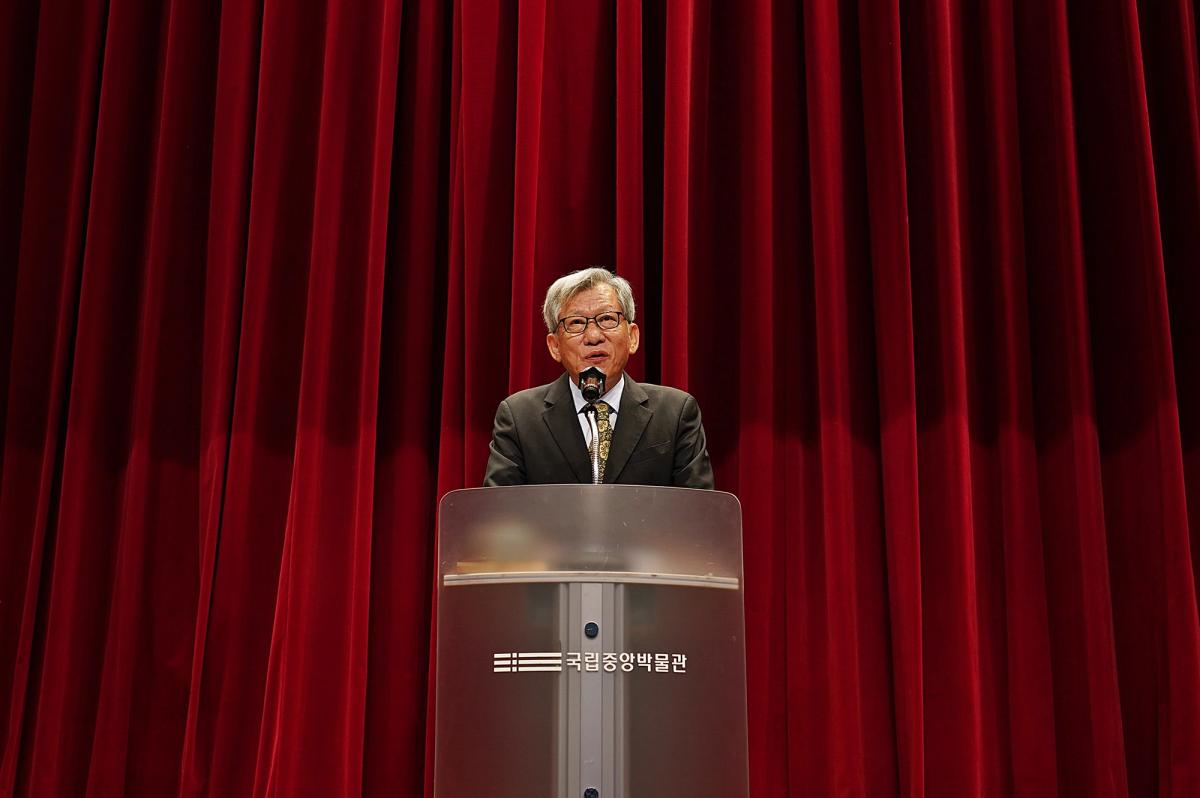 You Hong-jun is well known for his bestselling book series My Exploration of Cultural Heritage, started in 1993, and has also written children’s books about the museum he now directs
Courtesy of National Museum of Korea