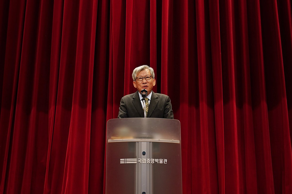 You Hong-jun is well known for his bestselling book series My Exploration of Cultural Heritage, started in 1993, and has also written children’s books about the museum he now directs
Courtesy of National Museum of Korea