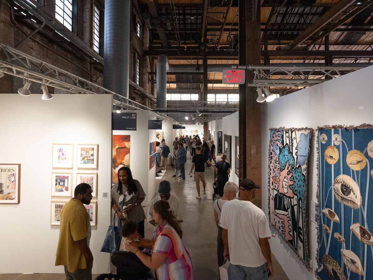 Visitors to the 2025 edition of the Atlanta Art Fair Photo by Walker Bankson. Courtesy of AMP, a division of a21.
