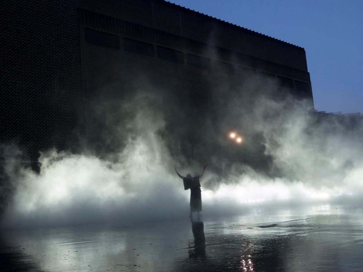 Fujiko Nakaya's London Fog (2017), part of the BMW Tate Live exhibition Ten Days Six Nights at Tate Modern in London in 2017 Photo: Sayaka Shimada. Courtesy of Fujiko Nakaya