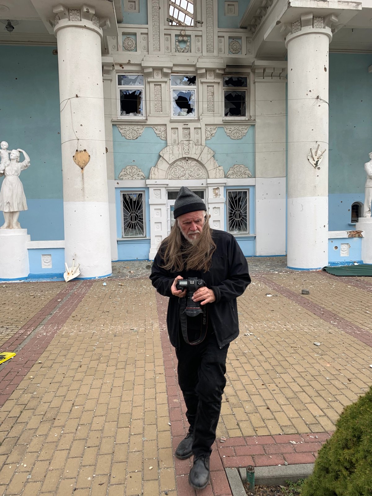 George Gittoes at the Central House of Culture in Irpin © Hellen Rose
