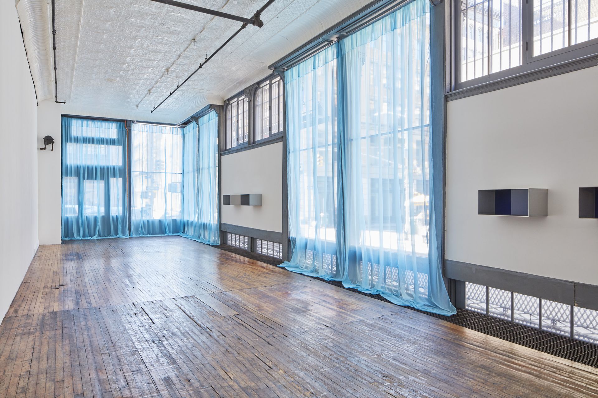 Installation view of Felix Gonzalez-Torres: Inbetweenness at the Judd Foundation, New York. Courtesy Judd Foundation. 