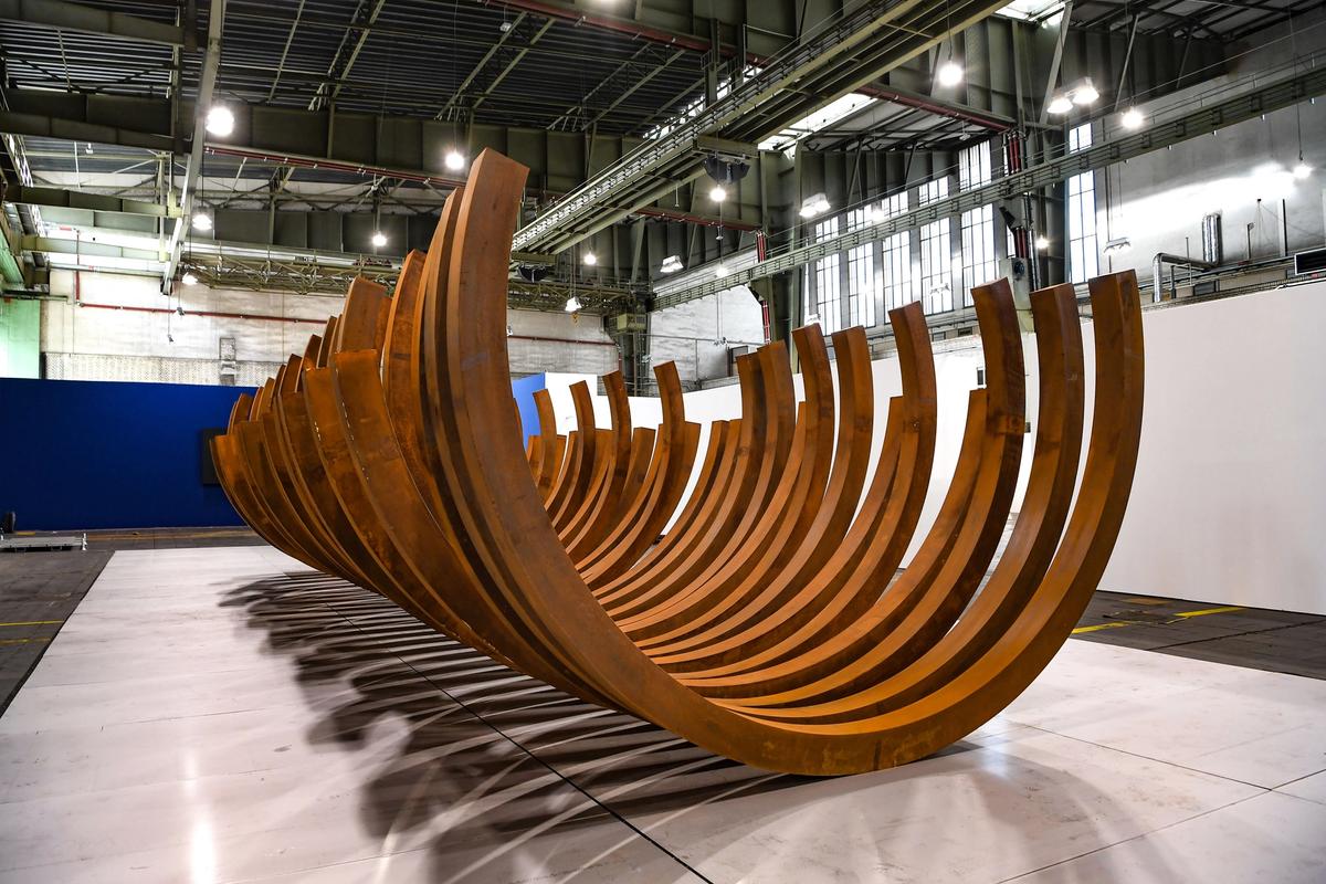 Bernar Venet's Domino Collapse (2021-22) is on show at the new Kunstalle Berlin located in the former Tempelhof airport Photo: Daniel Biskup, Courtesy: Stiftung für Kunst und Kultur Bonn; © Bernar Venet, ADAGP 2022