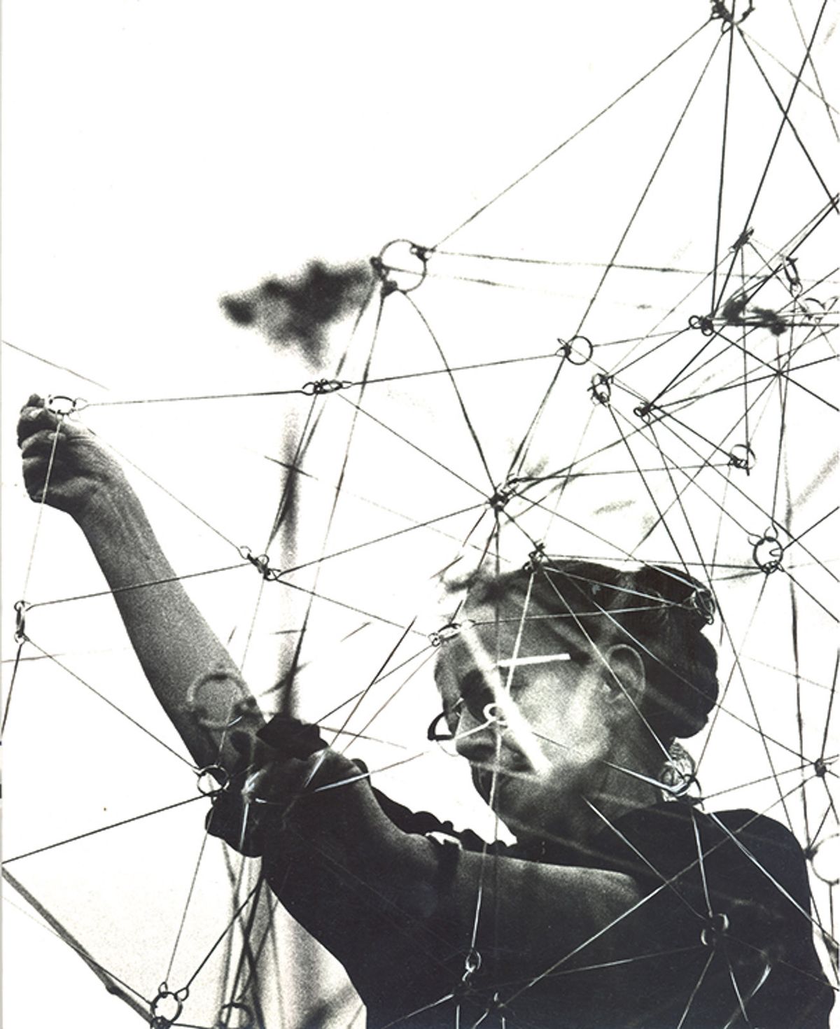 Gego preparing her intricate sculpture Reticulárea at the Museo de Bellas Artes in Caracas in 1969 Photo by Juan Santana; © Fundación Gego