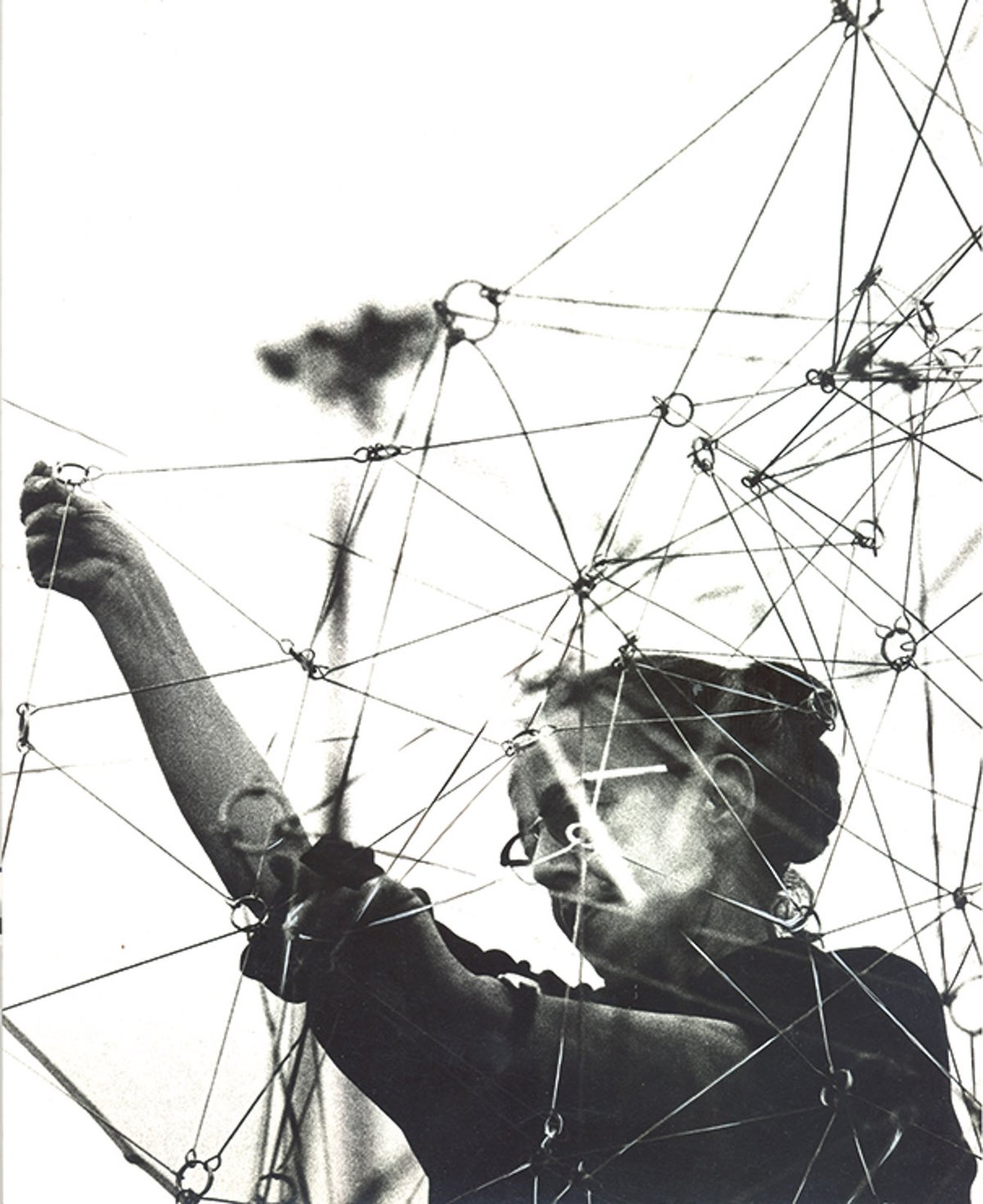 Gego preparing her intricate sculpture Reticulárea at the Museo de Bellas Artes in Caracas in 1969 Photo by Juan Santana; © Fundación Gego