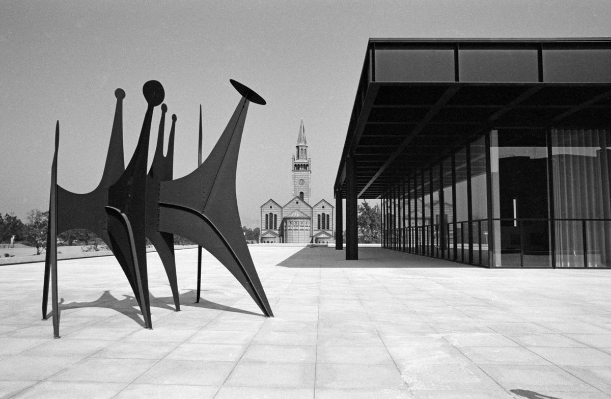 Reinhard Friedrich's photographs of the Neue Nationalgalerie with Têtes et Queue by Alexander Calder (1968) © Staatliche Museen zu Berlin, Zentralarchiv / Reinhard Friedrich