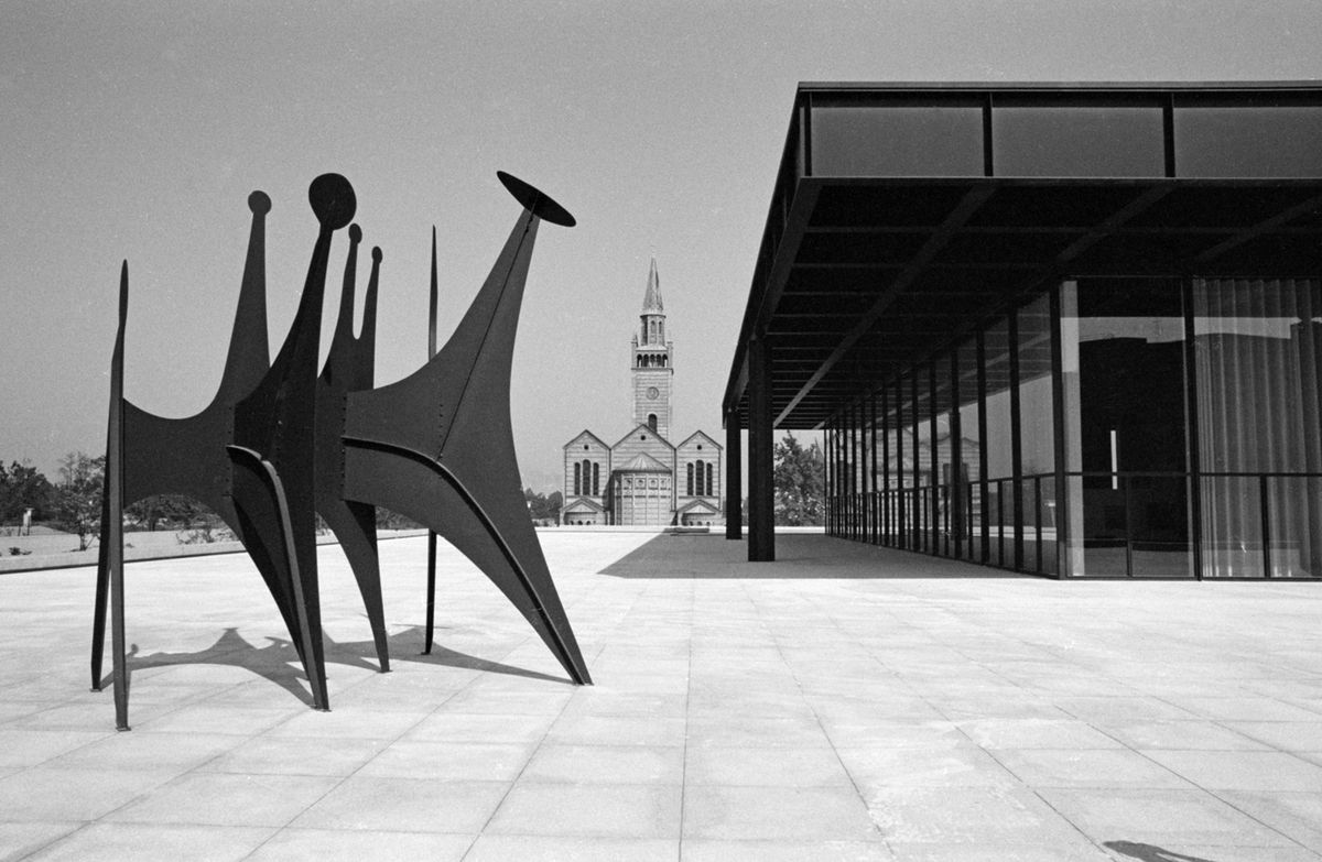 Reinhard Friedrich's photographs of the Neue Nationalgalerie with Têtes et Queue by Alexander Calder (1968) © Staatliche Museen zu Berlin, Zentralarchiv / Reinhard Friedrich