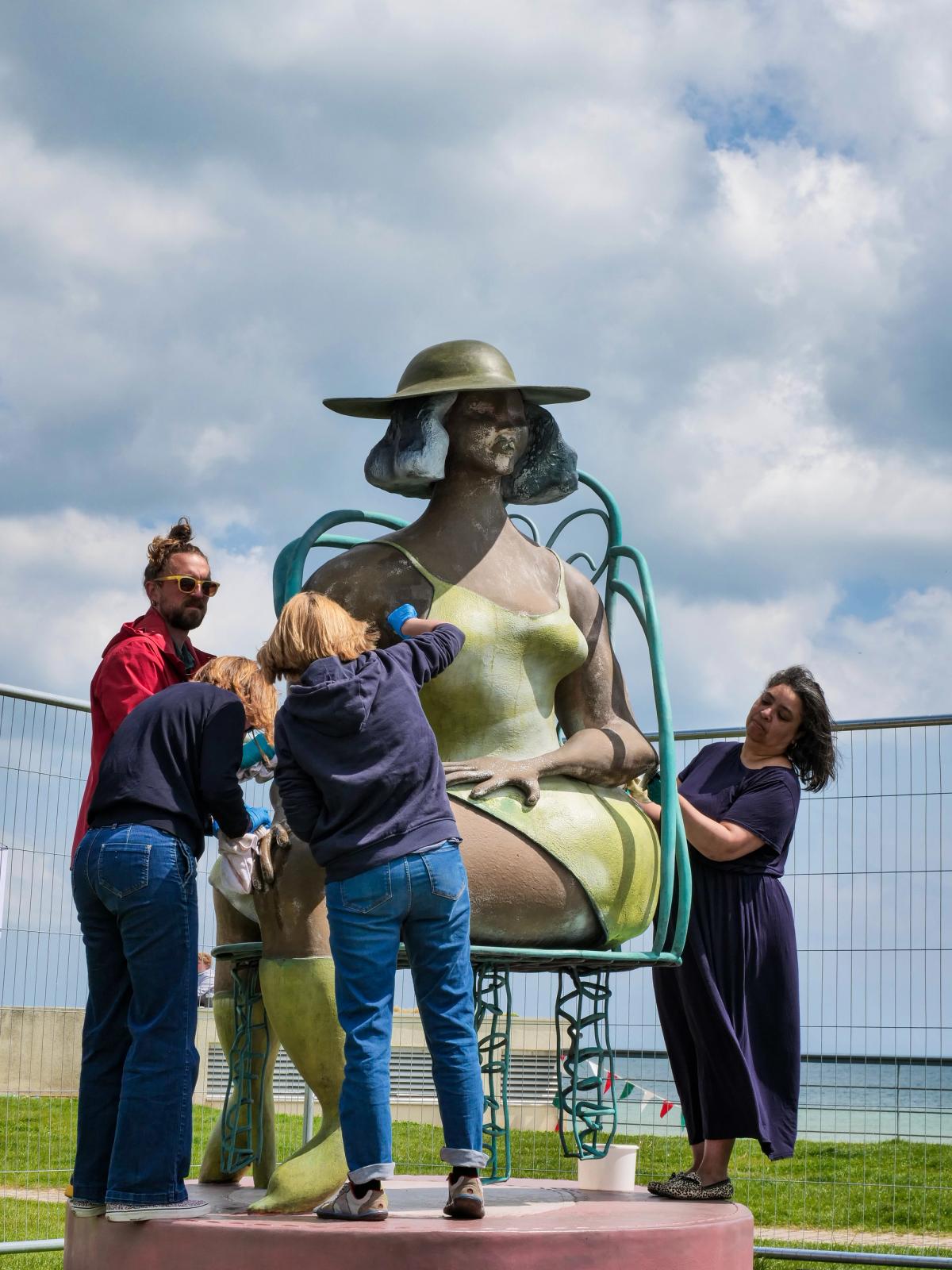 Volunteers cleaning up the defaced sculpture in Bexhill, England
© Lineker Photography / @lineker_photography