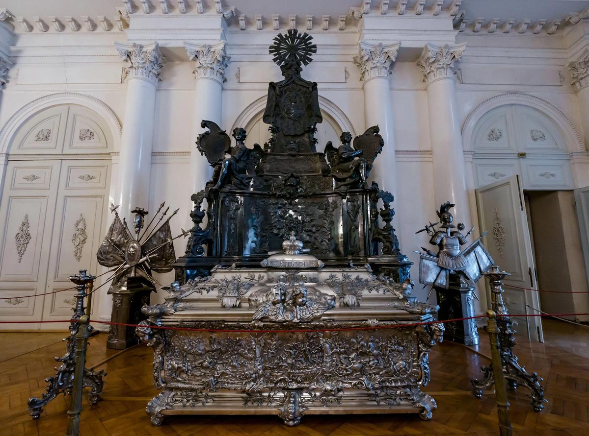 The silver tomb of Saint Alexander Nevsky at the Hermitage State Museum, Winter Palace, St Petersburg, Russian © Sally Anderson / Alamy Stock Photo
