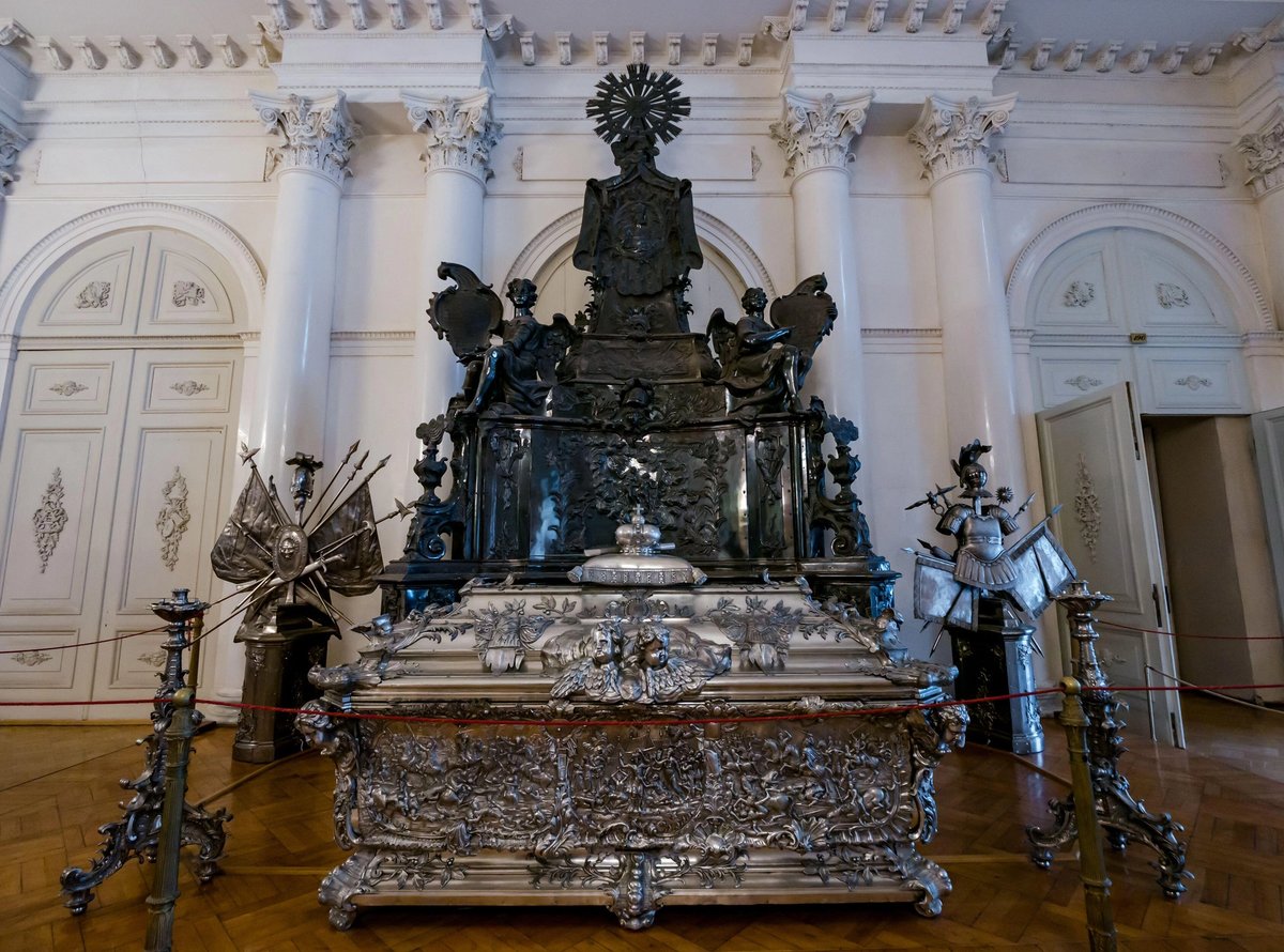 The silver tomb of Saint Alexander Nevsky at the Hermitage State Museum, Winter Palace, St Petersburg, Russian © Sally Anderson / Alamy Stock Photo