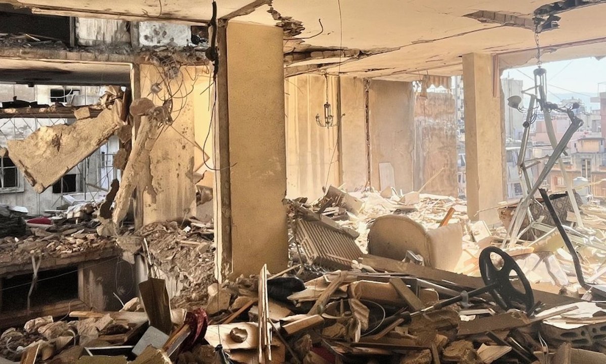 कलाकार अली चेरी ने बेरूत में इजरायली हवाई हमले पर फ्रांस में युद्ध अपराध की शिकायत दर्ज कराई, जिसमें उनके माता-पिता की मौत हो गई