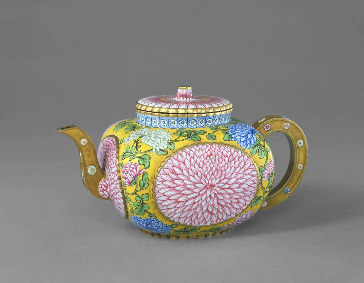 A chrysanthemum pot (1783), made by the French enameller Joseph Coteau © The Palace of Versailles/T. Garnier