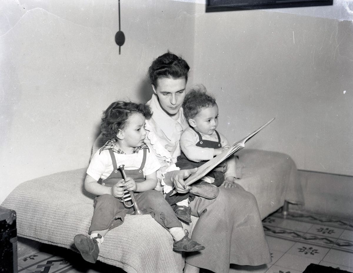 “Fantastical bedtime stories”: Leonora Carrington reads to her sons Gabriel and Pablo © Estate of Leonora Carrington/DACS