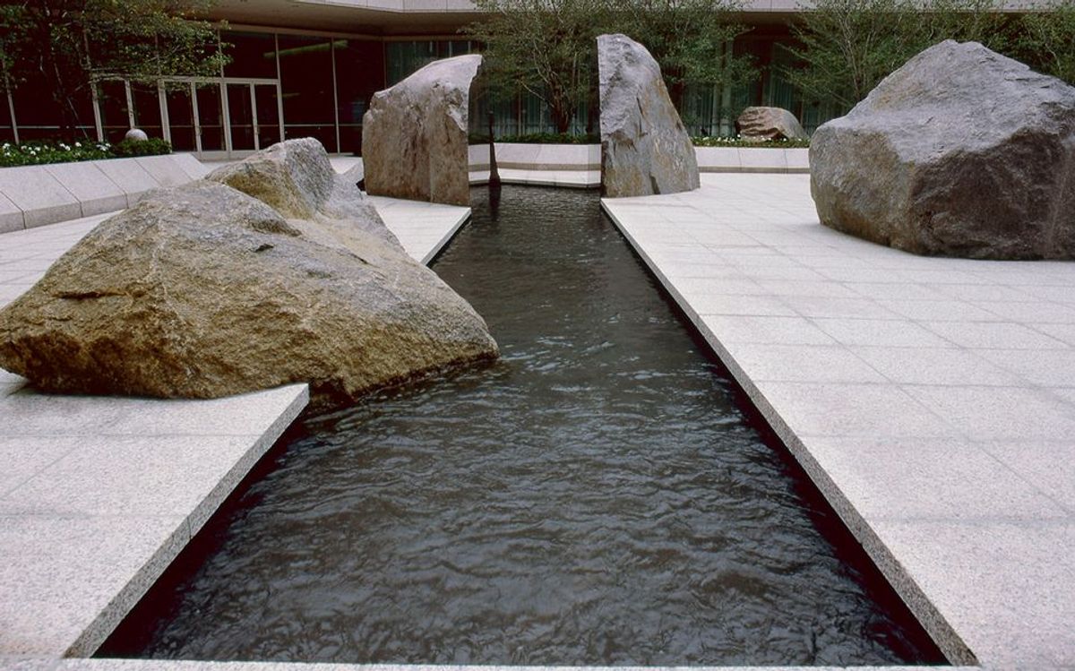 Elyn Zimmerman's 1984 sculptural installation at the National Geographic Society's headquarters in Washington, DC © Elyn Zimmerman, courtesy of the Cultural Landscape Foundation