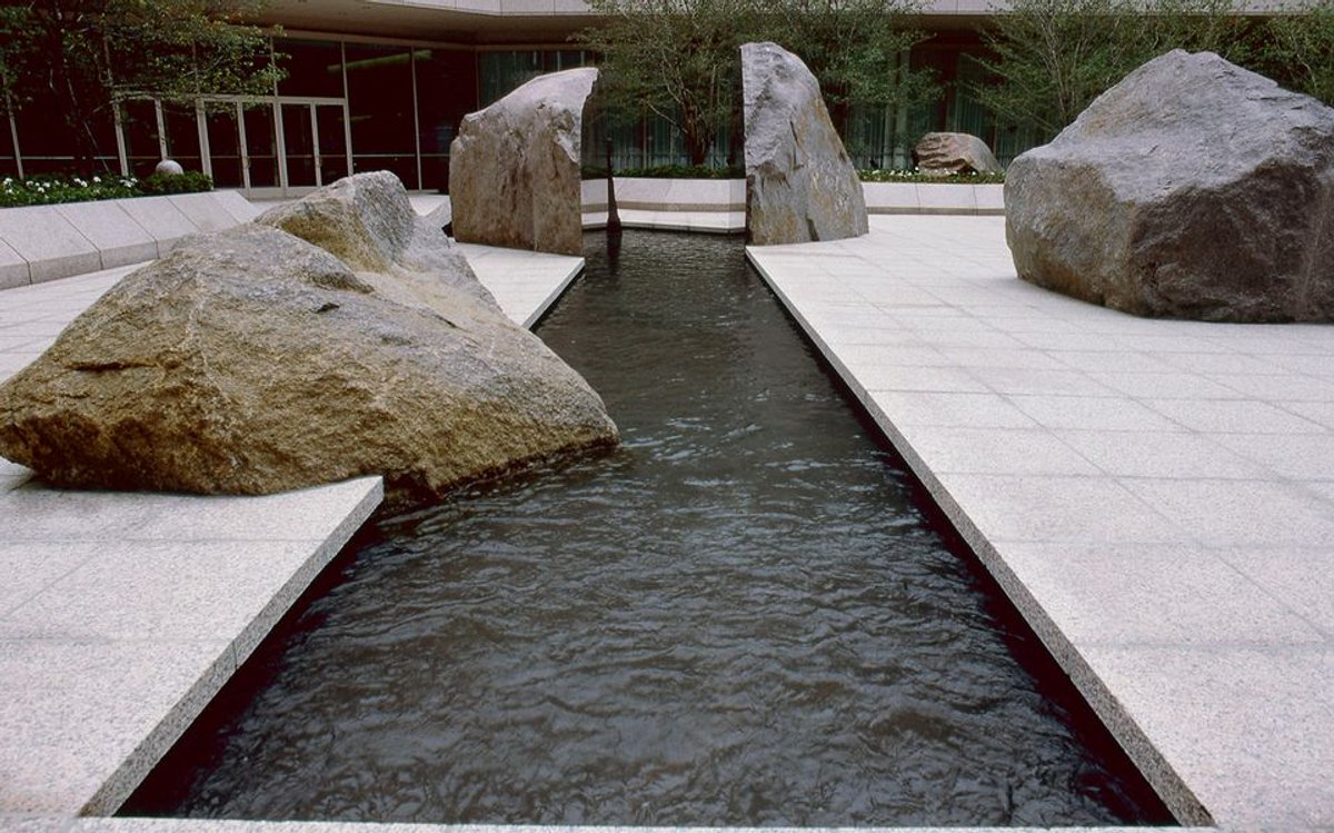 Elyn Zimmerman's 1984 sculptural installation at the National Geographic Society's headquarters in Washington, DC © Elyn Zimmerman, courtesy of the Cultural Landscape Foundation