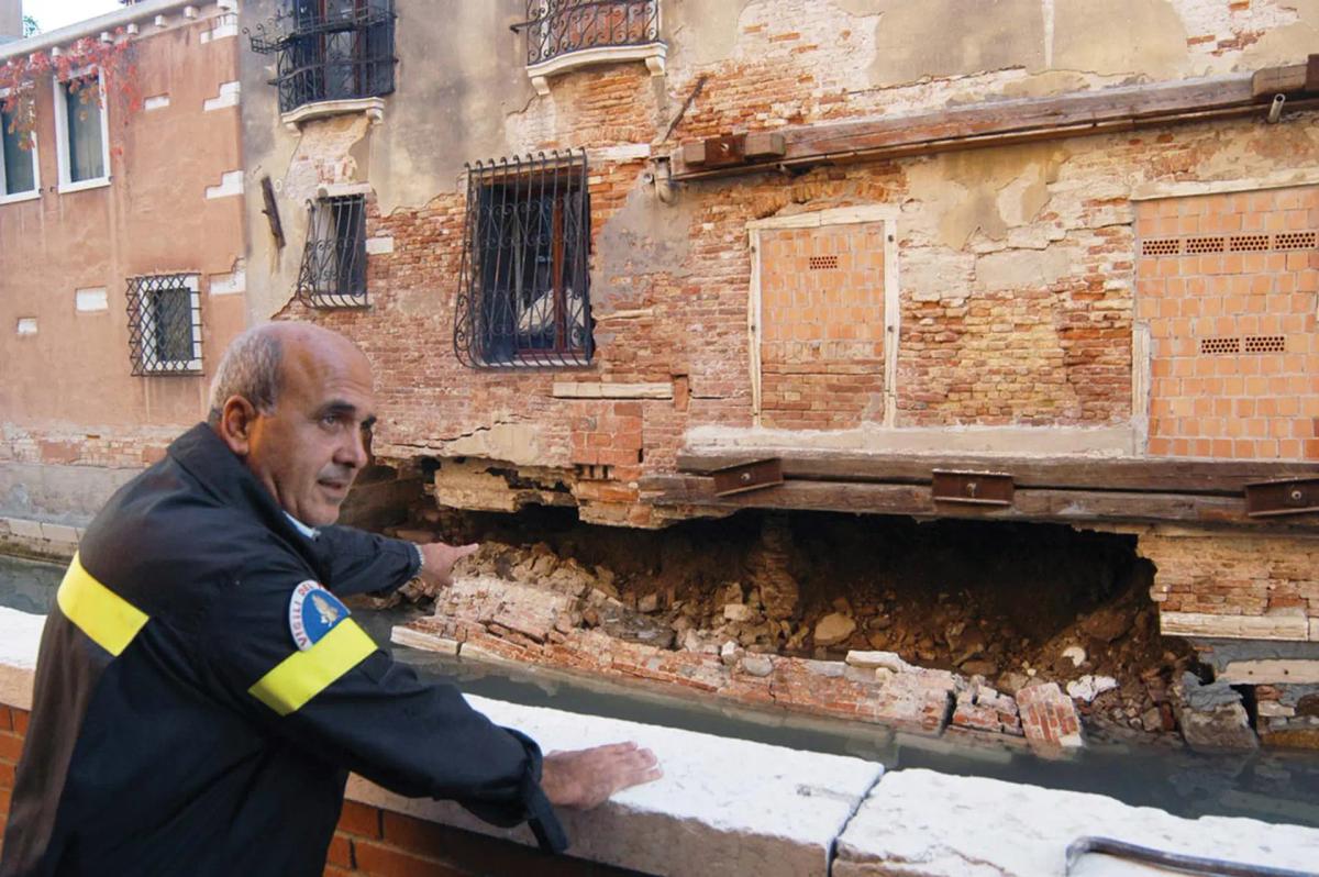 As the water rises to an unprecedented level, the brickwork will crumble and buildings that have stood solidly for centuries will collapse, as with this house in 2003 © Matteo Tagliapietra