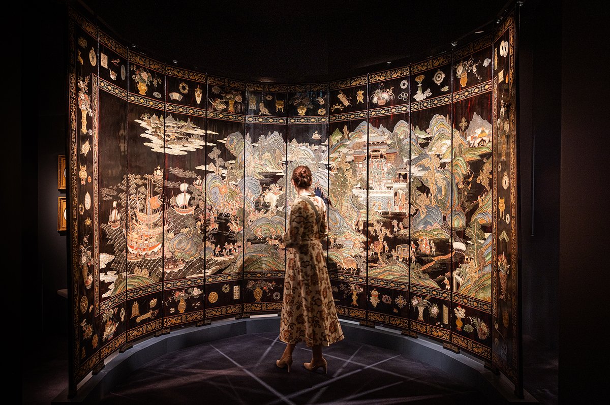 A visitor to the stand of Jorge Welsh gallery at Tefaf Maastricht 2025
© Loraine Bodewes / Tefaf