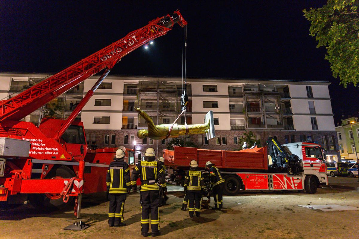 Firefighters remove the golden statue of Turkish President Recep Tayyip Erdogan on late 28 August in the western German town of Wiesbaden, where it had been placed as part of the Wiesbaden Biennale Sebastian Stenzel/AFP/Getty Images