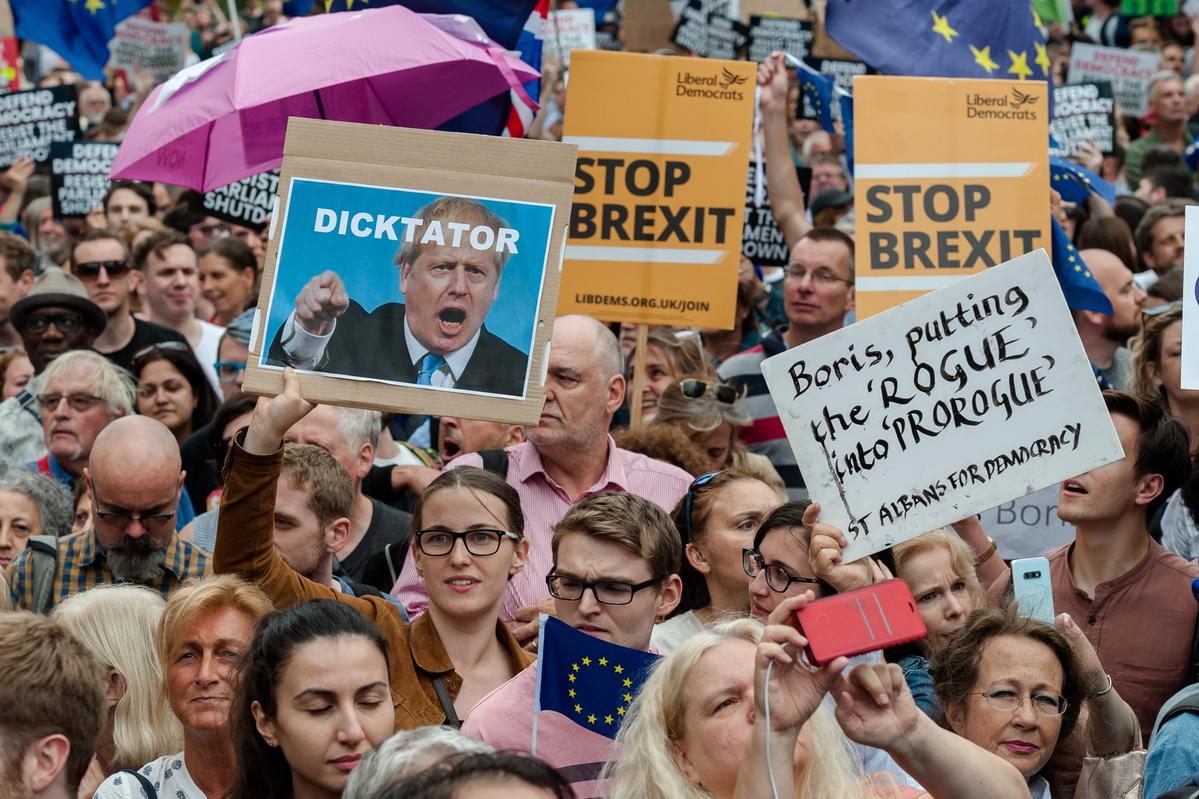 Protestors gathered in Westminster last night chanting "stop the coup" and carrying anti-Brexit placards and EU flags © Photo: Wiktor Szymanowicz/NurPhoto via Getty Images