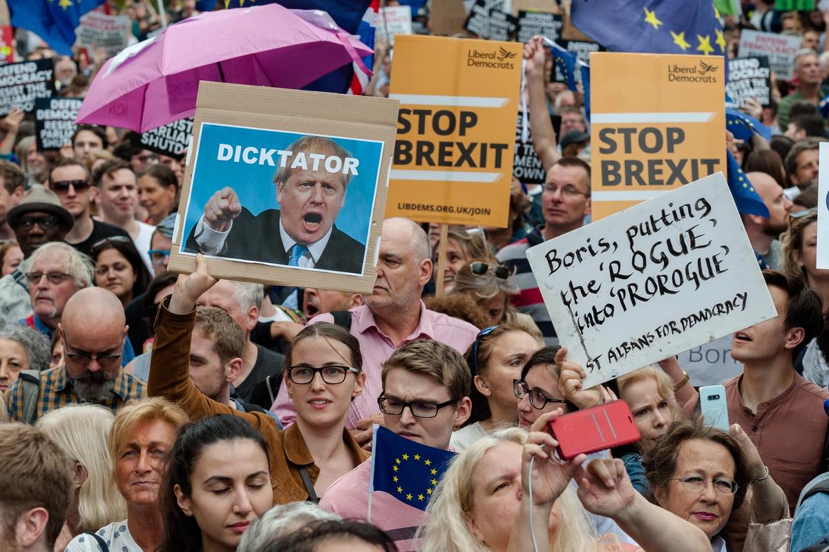 Protestors gathered in Westminster last night chanting "stop the coup" and carrying anti-Brexit placards and EU flags © Photo: Wiktor Szymanowicz/NurPhoto via Getty Images