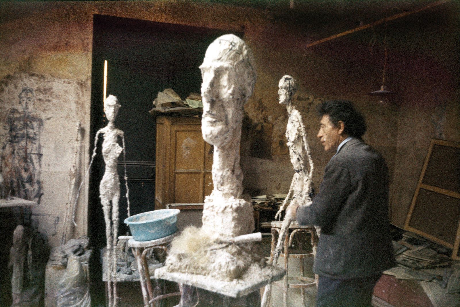 The artist in his studio on Rue Hippolyte-Maindron  around 1960. Ernst Scheidegger/Giacometti Foundation Archives; © Giacometti Estate (Giacometti Foundation + ADAGP)