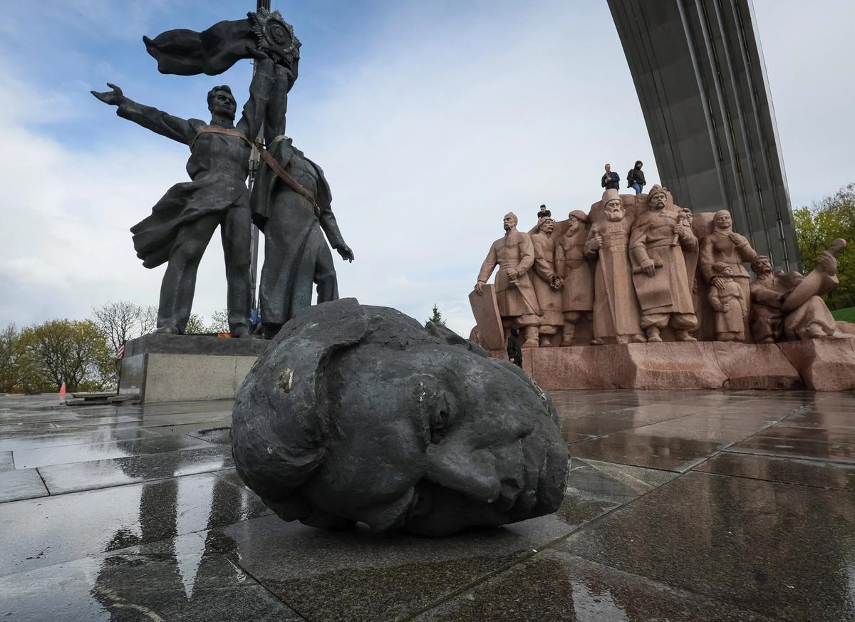 A Soviet monument to a friendship between Ukrainian and Russian nations has been demolished in central Kyiv, Ukraine Photo: REUTERS/Gleb Garanich