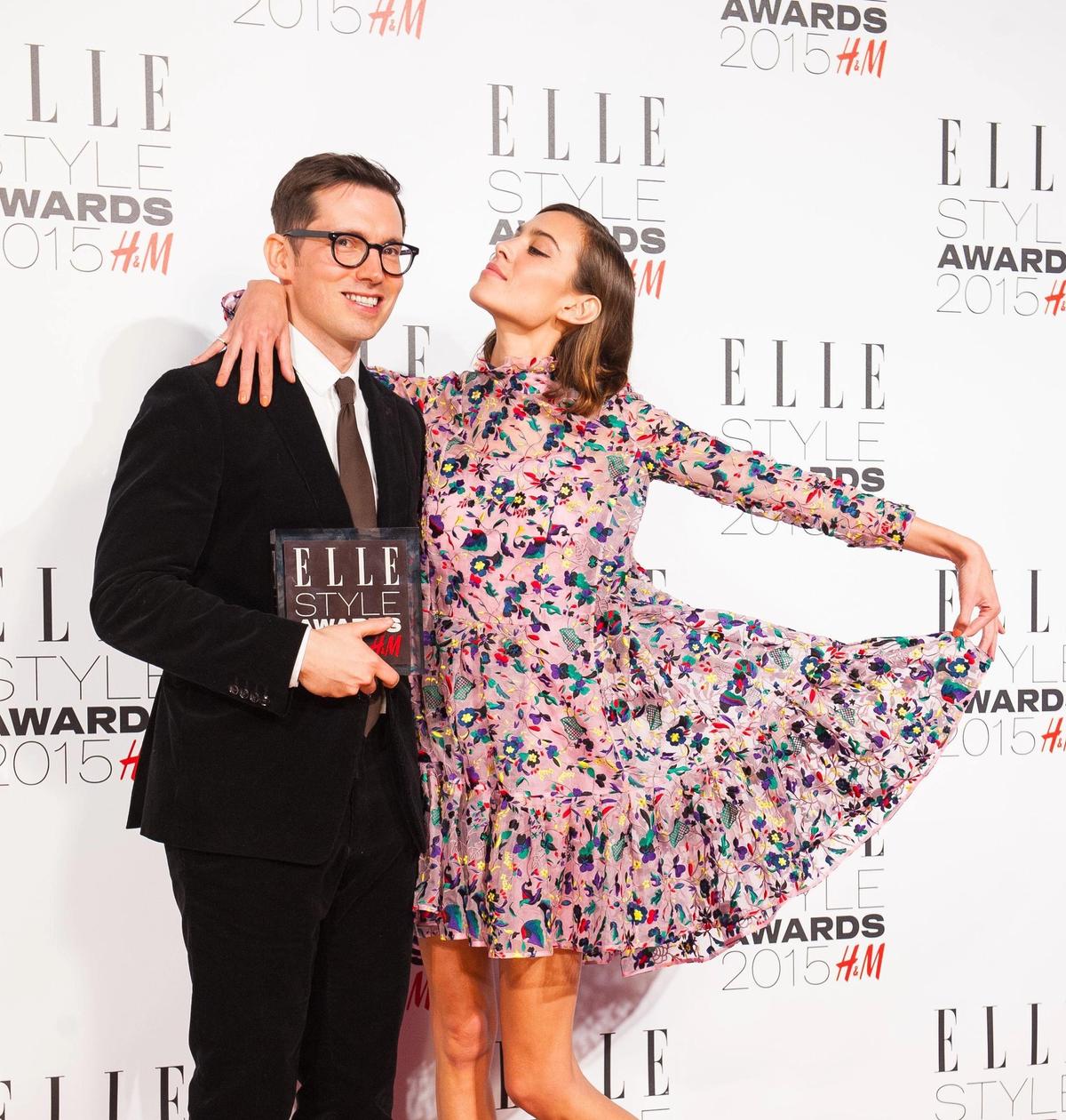 Erdem Moralioglu with award presenter Alexa Chung at the Elle Style Awards 2015

Alamy
