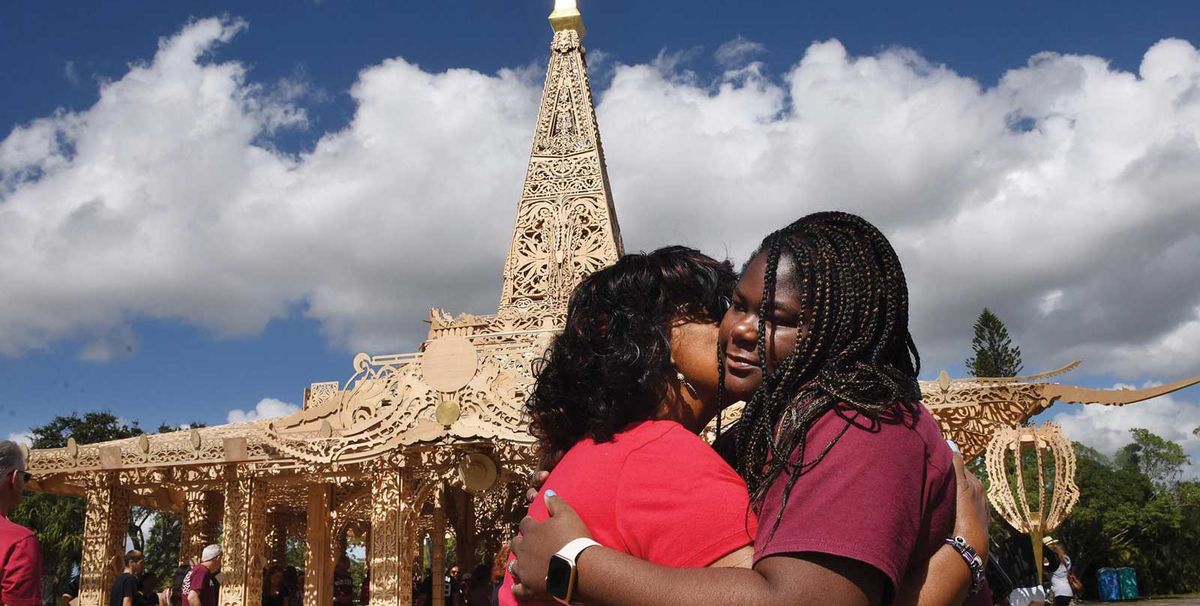 Marjory Stoneman Douglas student Kenya Warner and her aunt Shirleene Warner console one another during their visit to David Best’s Temple of Time, a sculpture honouring the 17 people killed in the school shooting © Taimy Alvarez/Sun Sentinel/TNS/Alamy Live News