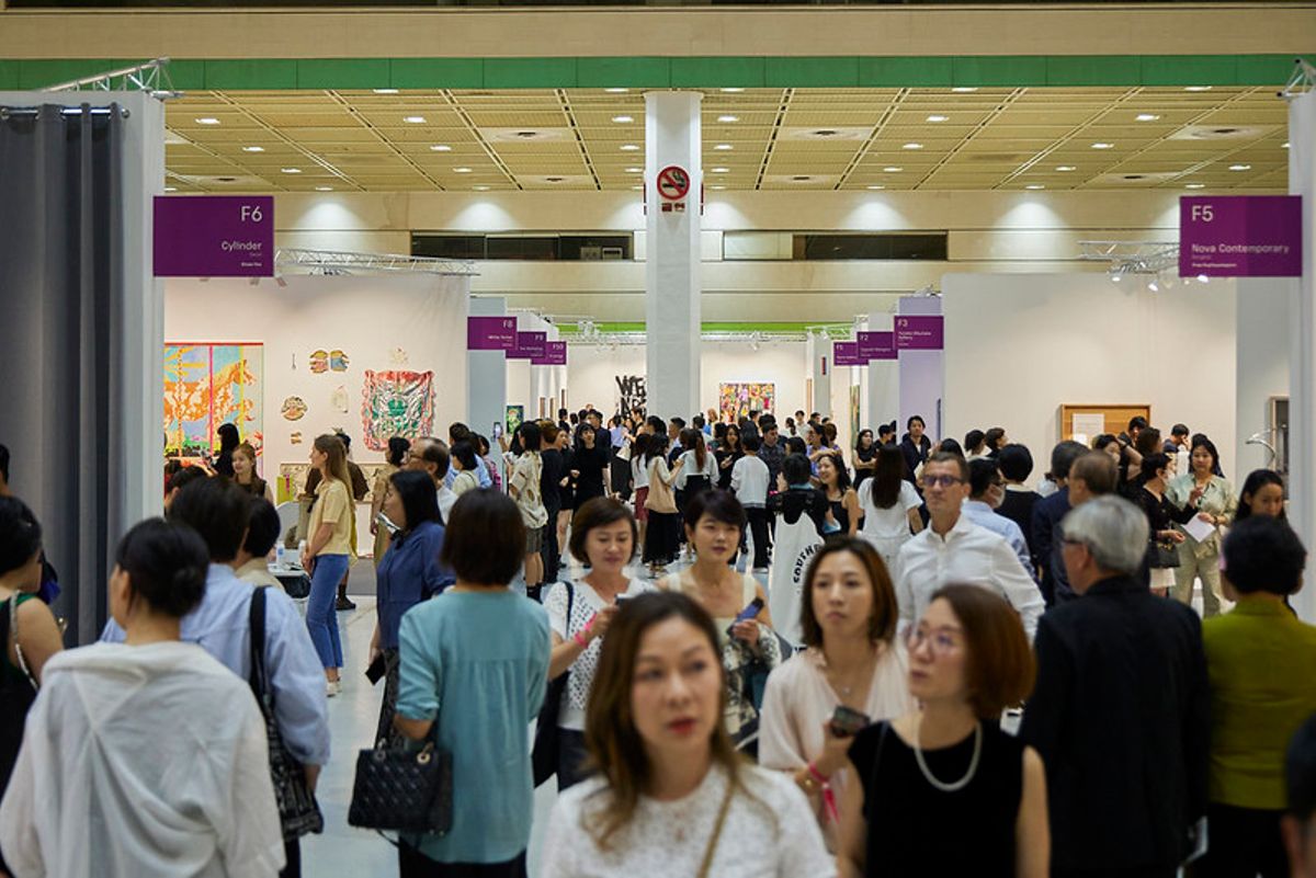 Visitors to VIP day at Frieze Seoul Photo by Lets Studio. Courtesy of Lets Studio and Frieze