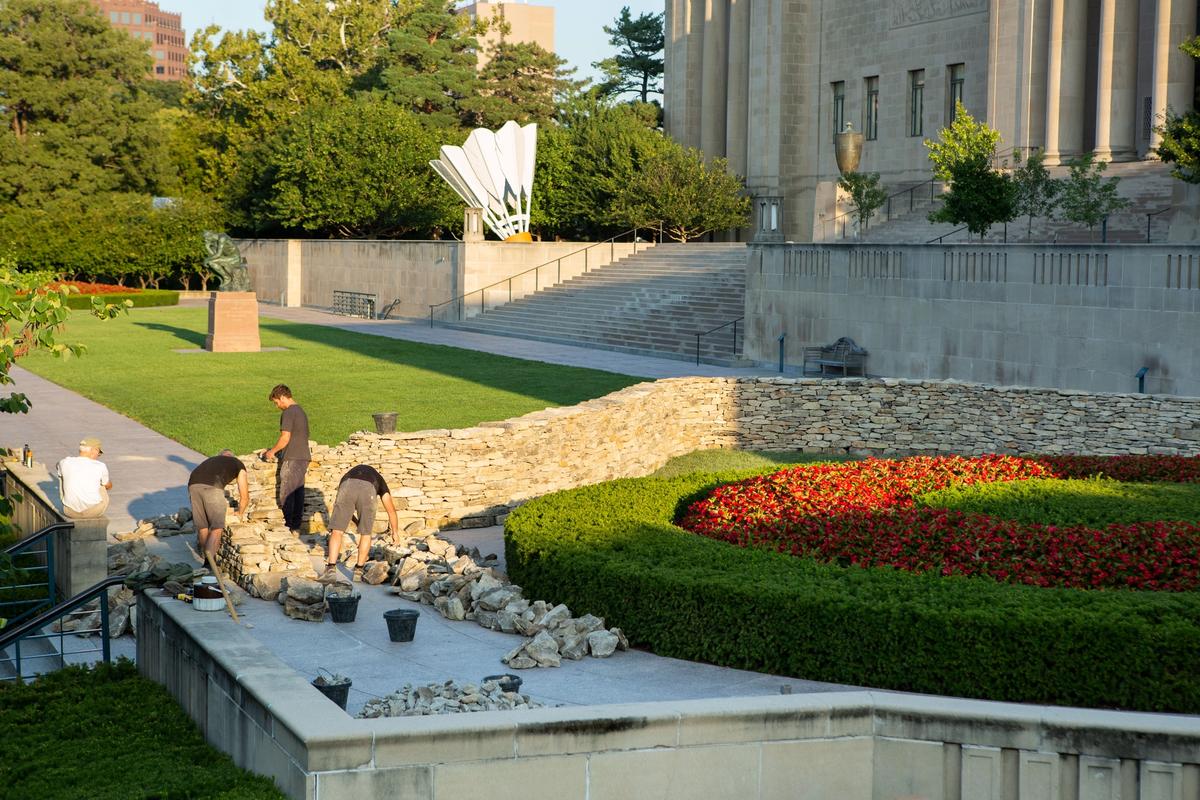 The artist Andy Goldsworthy and his team working on Walking Wall during Phase 4, the week of 16 September 2019 Photo: ©2019 The Nelson Gallery Foundation