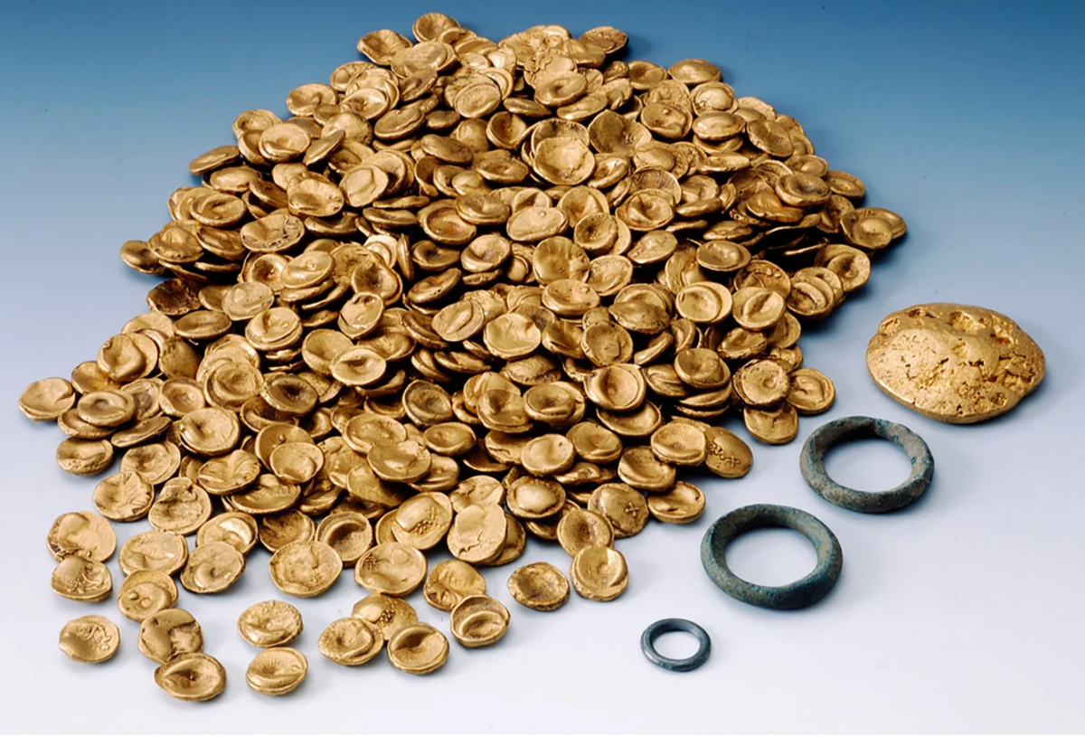 The trove of Celtic gold coins that were stolen from the Kelten Römer Museum in Bavaria

© AFP
