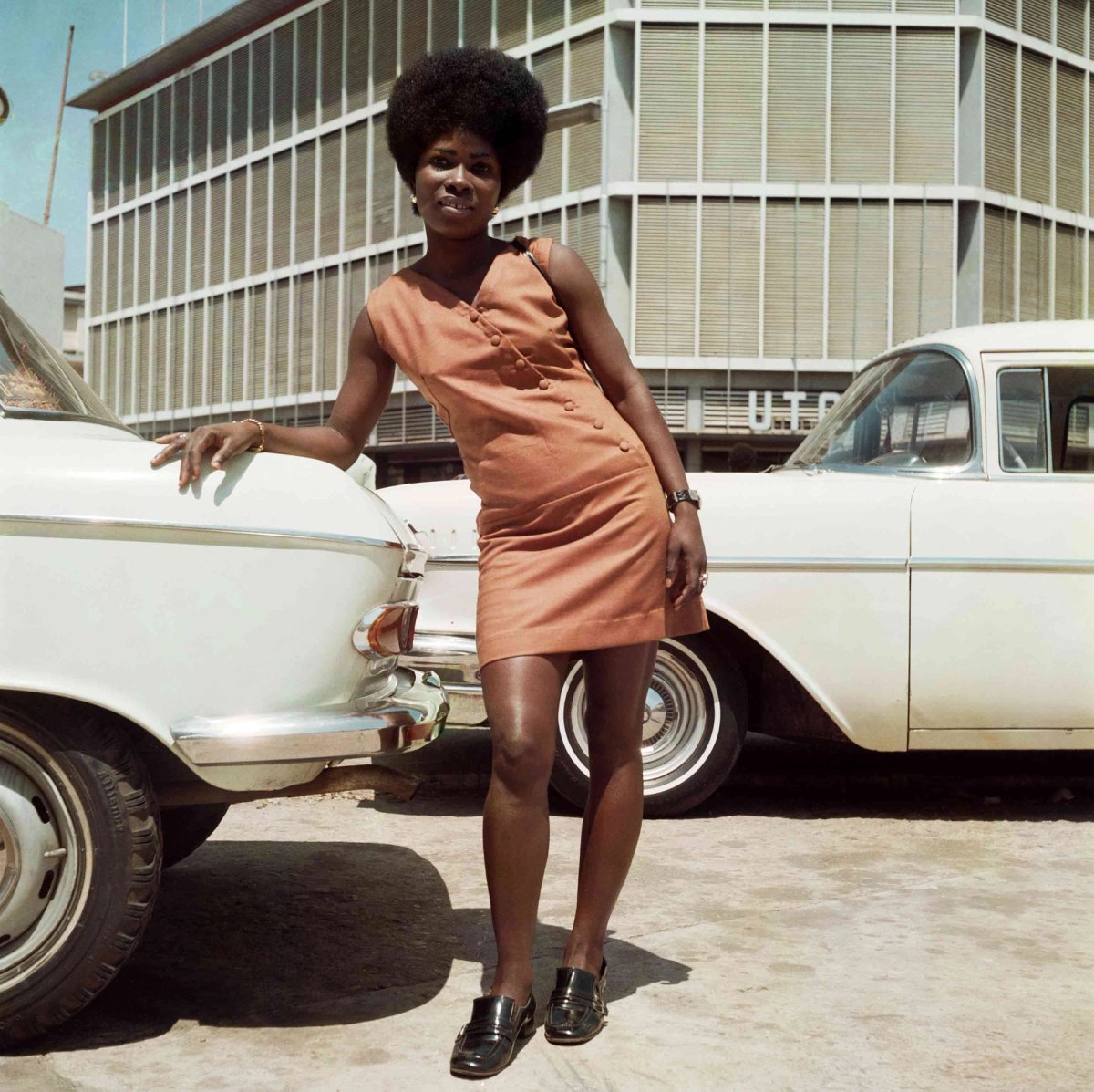 James Barnor, Sick Hagemeyer shop assistant posing in front of the United Trading Company headquarters, Accra (1971)
© James Barnor / Courtesy galerie Clémentine de la Féronnière