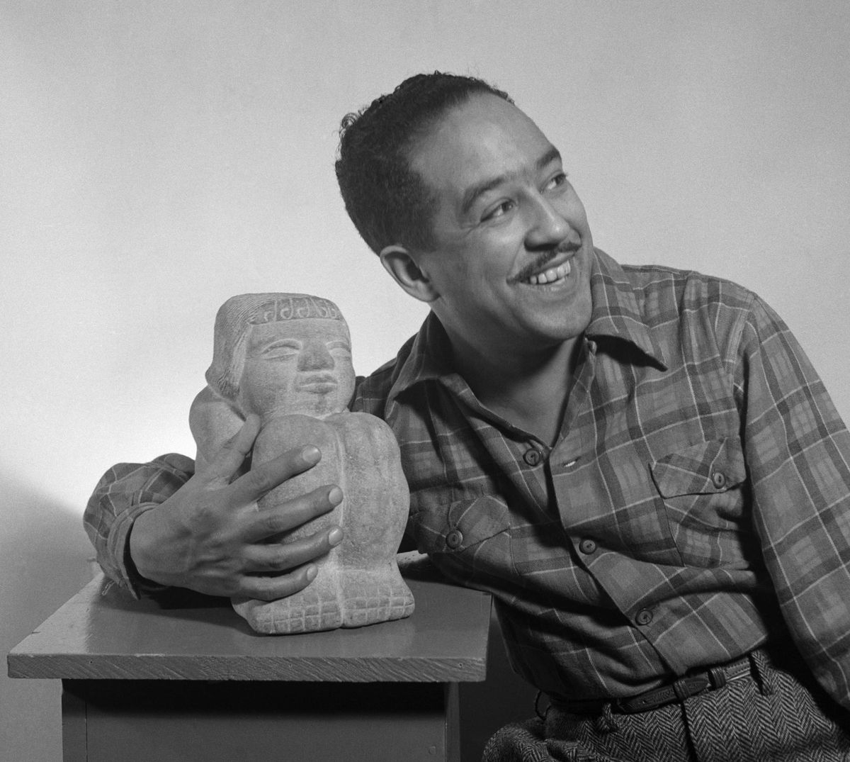 Langston Hughes photographed in 1943 by Gordon Parks Everett Collection Historical / Alamy Stock Photo