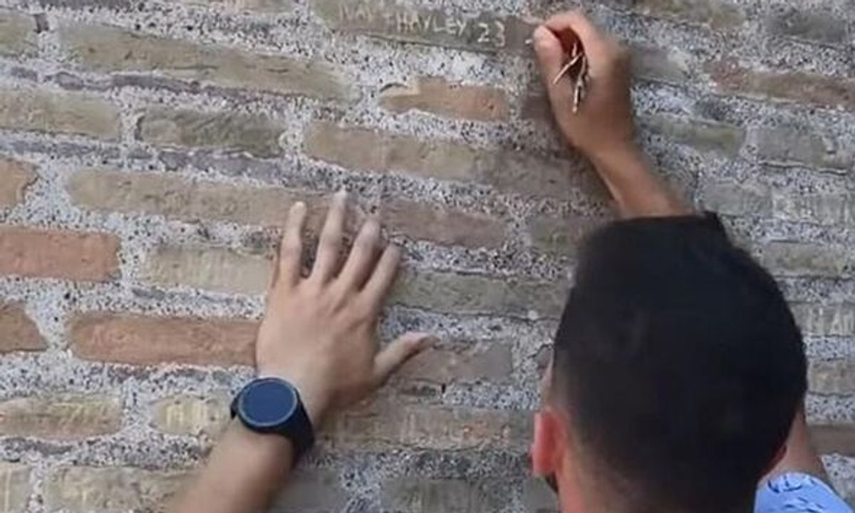 Italy condemns vacationer who vandalised Colosseum with love word Italy condemns vacationer who vandalised Colosseum with love word