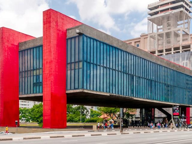 MASP - Museu de Arte de São Paulo Assis Chateaubriand - Tradução: Não deixe os museus reduzirem a arte aos poucos artistas que ganharam o concurso de popularidade entre os marchands, curadores