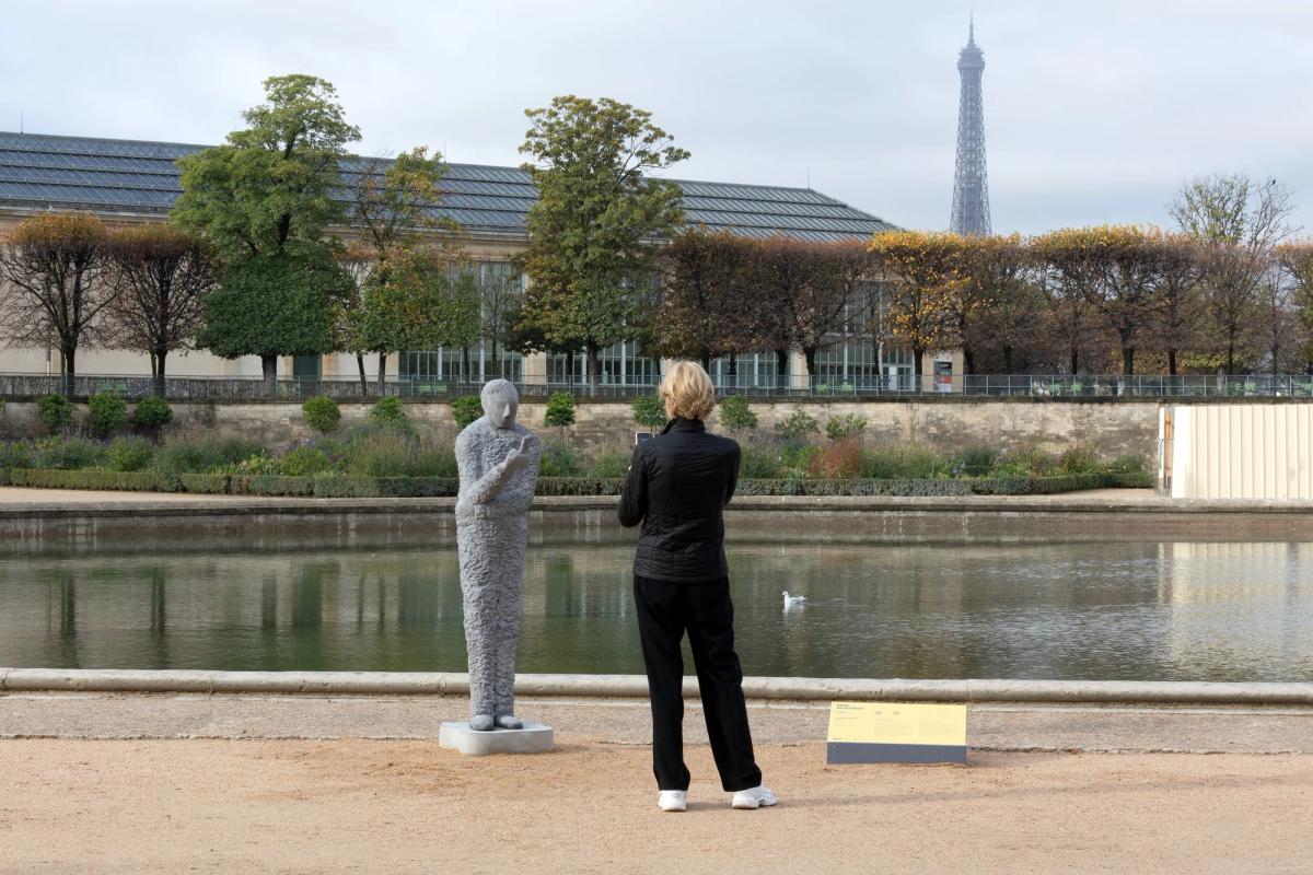 Judith Hopf's Phone User 4 (outdoor) (2022) in the Tuileries Gardens as part of the Sites programme
Courtesy of Paris+ par Art Basel