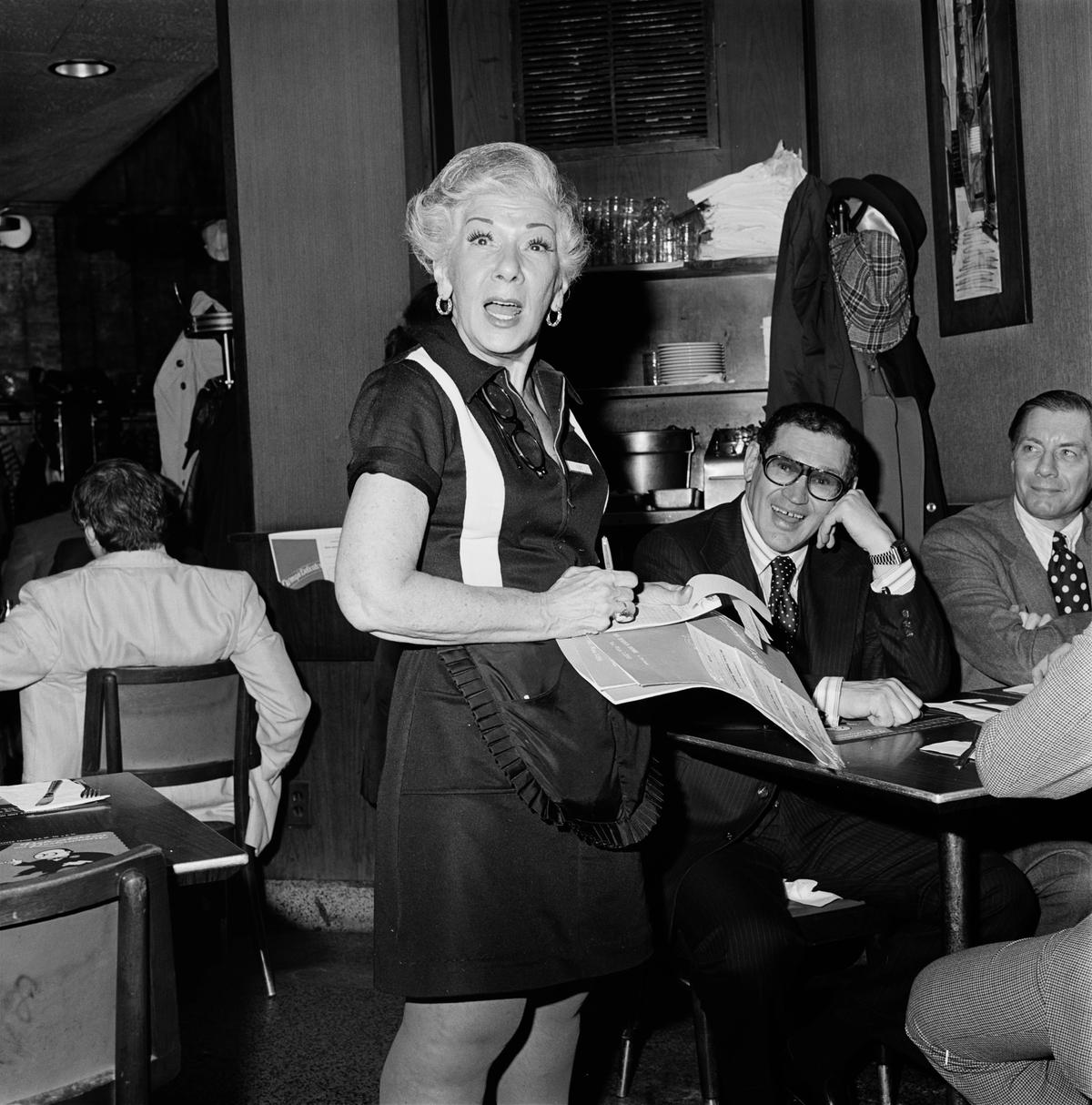 Rosalind Fox Solomon’s The Carnegie Deli, New York, New York (1976) © Rosalind Fox Solomon / MUUS Collection