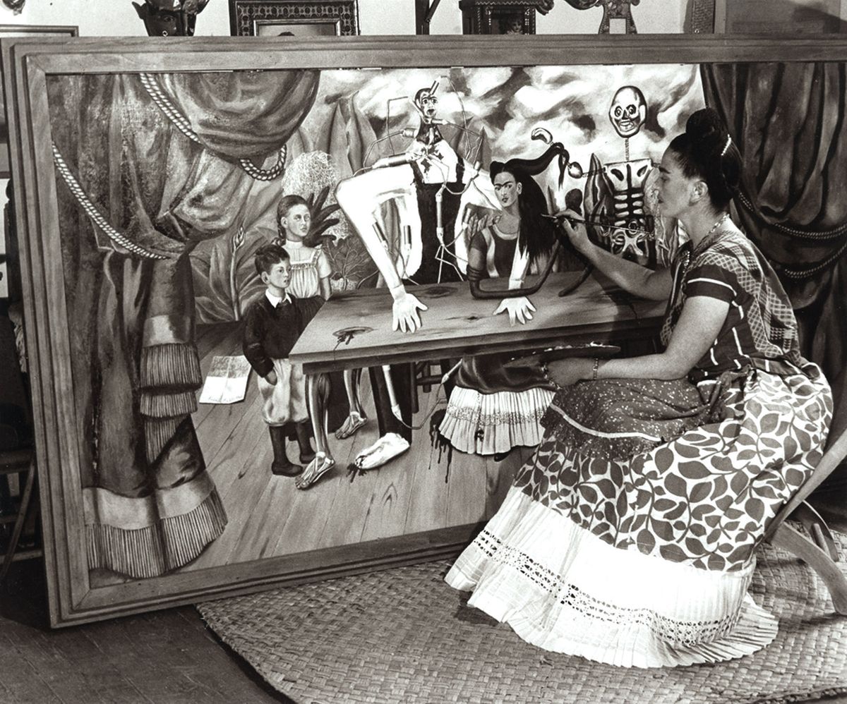 Bernard Silberstein photographed the artist with La Mesa Herida in 1941, a year after she finished the work Edward B. Silberstein/Courtesy of Cincinnati Art Museum/© 2018 Banco de México Diego Rivera Frida Kahlo Museums Trust, Mexico, D.F./Artists Rights Society (ARS), New York