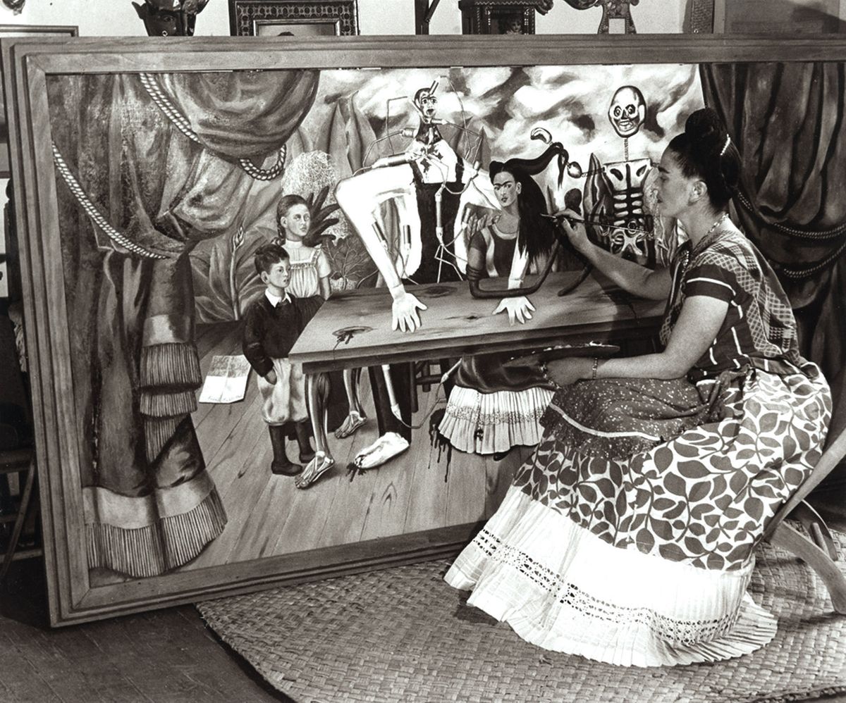 Bernard Silberstein photographed the artist with La Mesa Herida in 1941, a year after she finished the work Edward B. Silberstein/Courtesy of Cincinnati Art Museum/© 2018 Banco de México Diego Rivera Frida Kahlo Museums Trust, Mexico, D.F./Artists Rights Society (ARS), New York