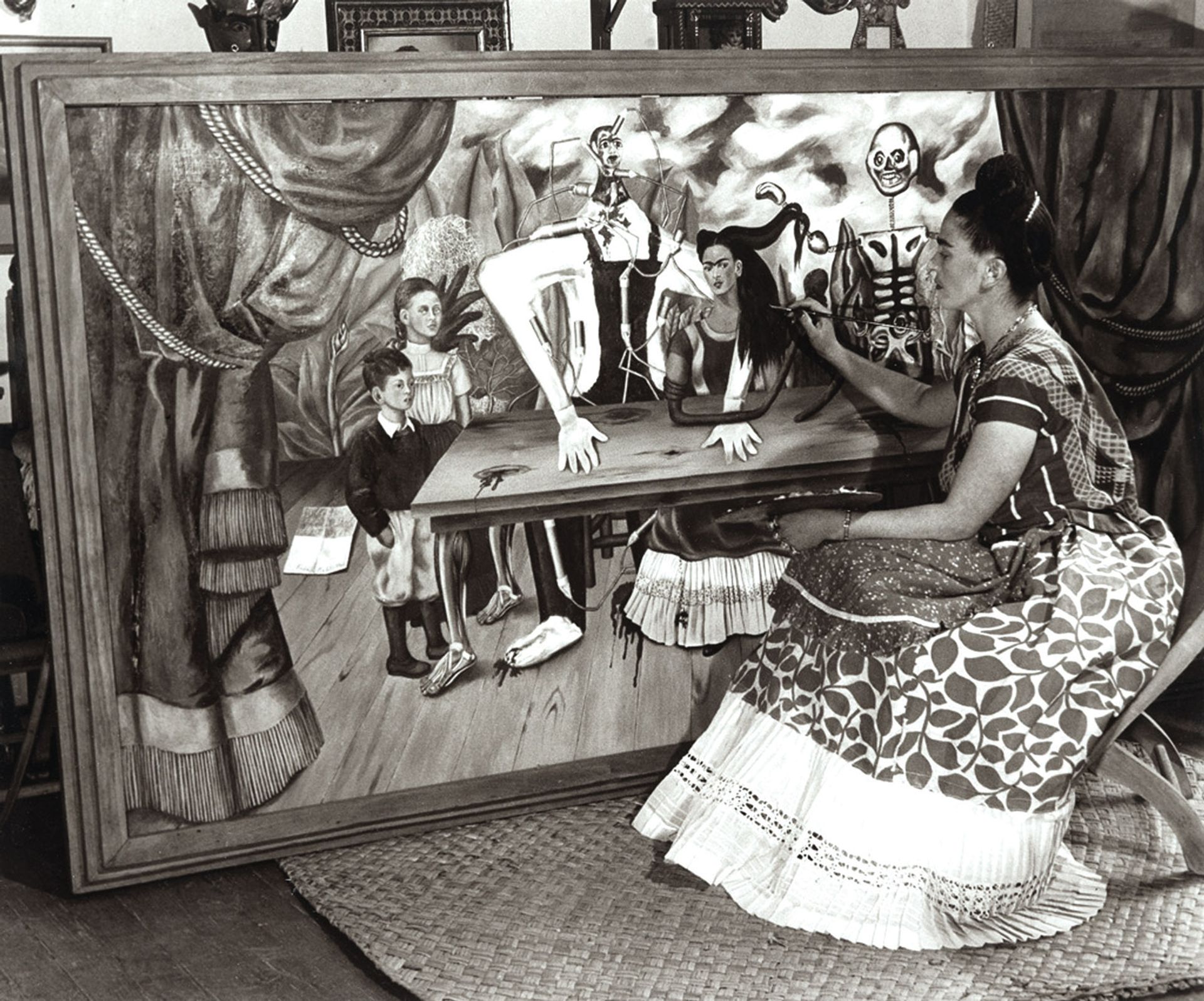 Bernard Silberstein photographed the artist with La Mesa Herida in 1941, a year after she finished the work Edward B. Silberstein/Courtesy of Cincinnati Art Museum/© 2018 Banco de México Diego Rivera Frida Kahlo Museums Trust, Mexico, D.F./Artists Rights Society (ARS), New York