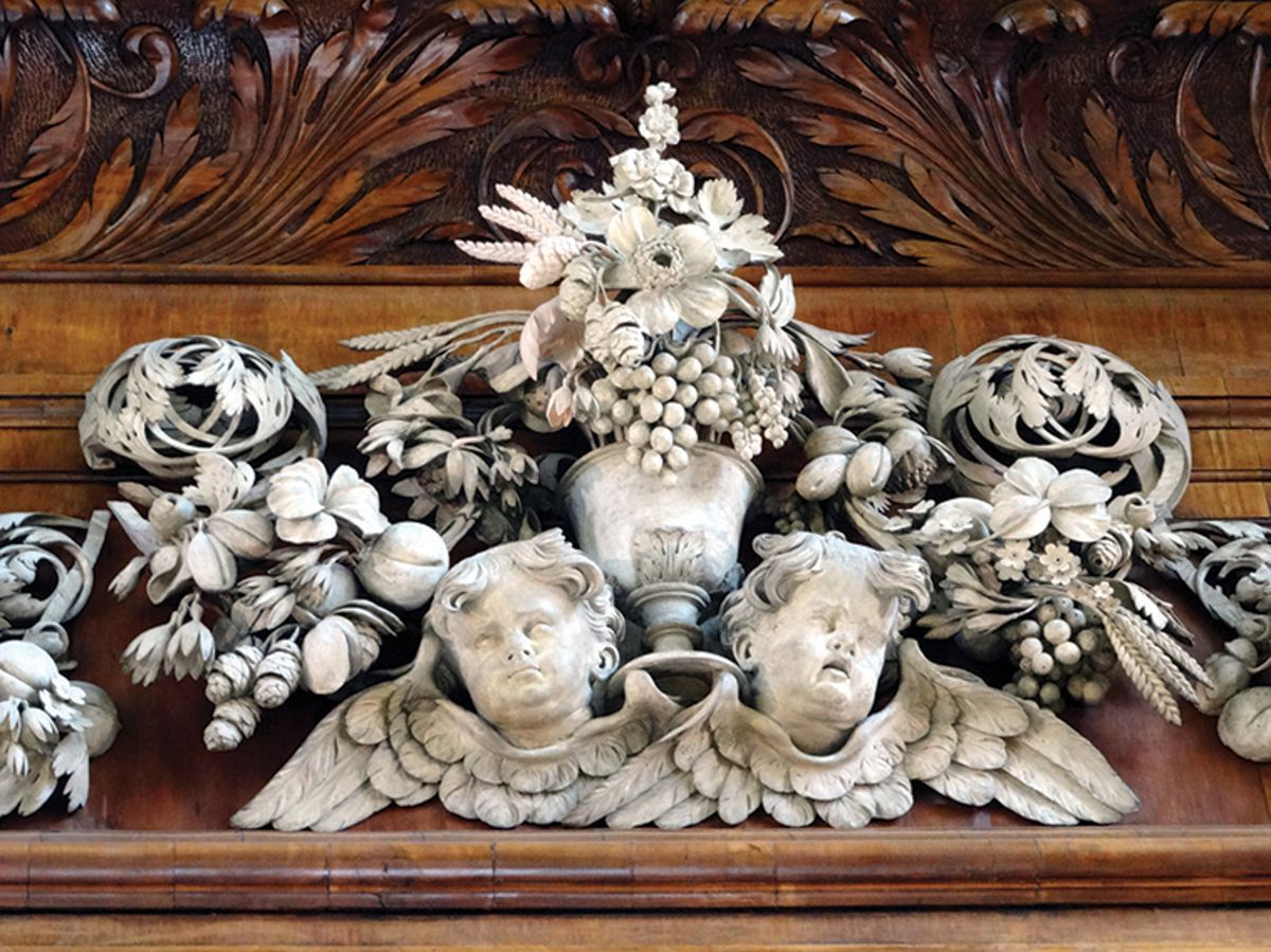 Gibbons’s fine workmanship can be seen in these limewood cherubs at the Trinity College Chapel in Oxford © Bob Easton