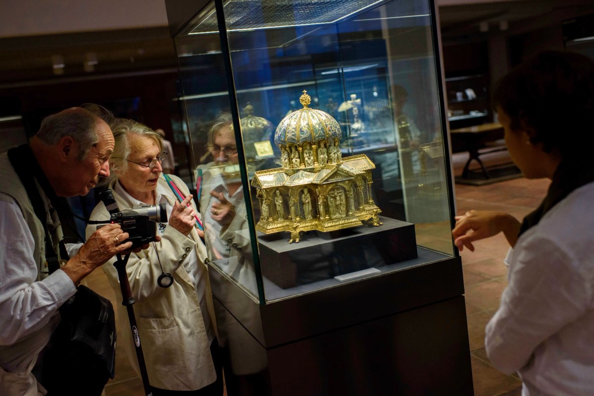 Visitors at the Kunstgewerbemuseum in Berlin view a piece of the Guelph Treasure Photo by: Gregor Fischer/picture-alliance/dpa/AP Images