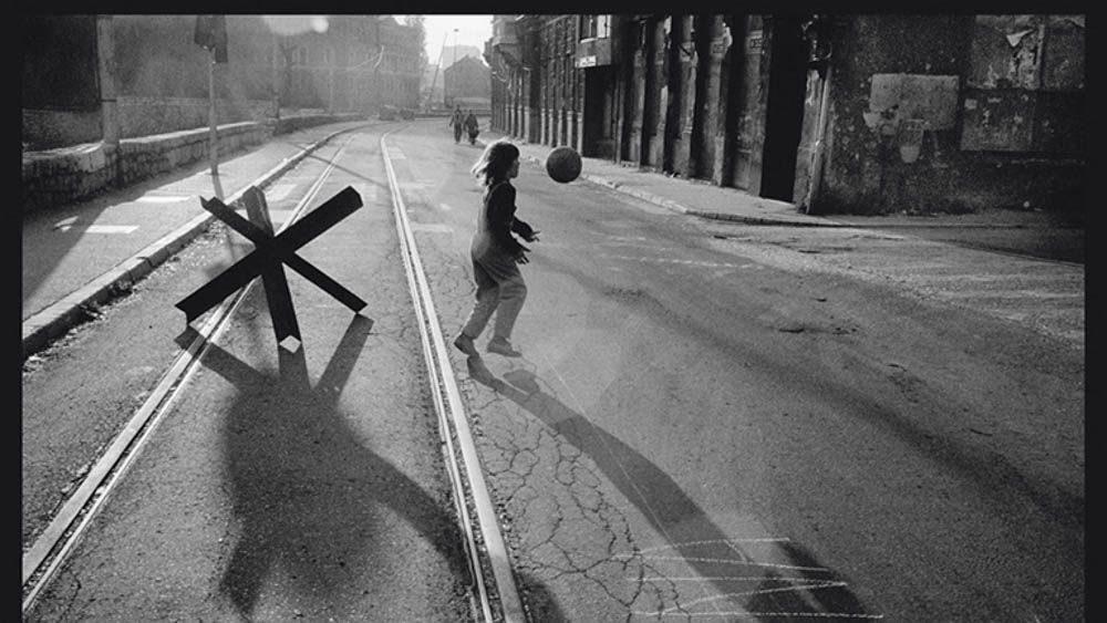 Paul Lowe, an award-winning photographer, documented the siege of Sarajevo © Paul Lowe, courtesy the artist/Panos Pictures