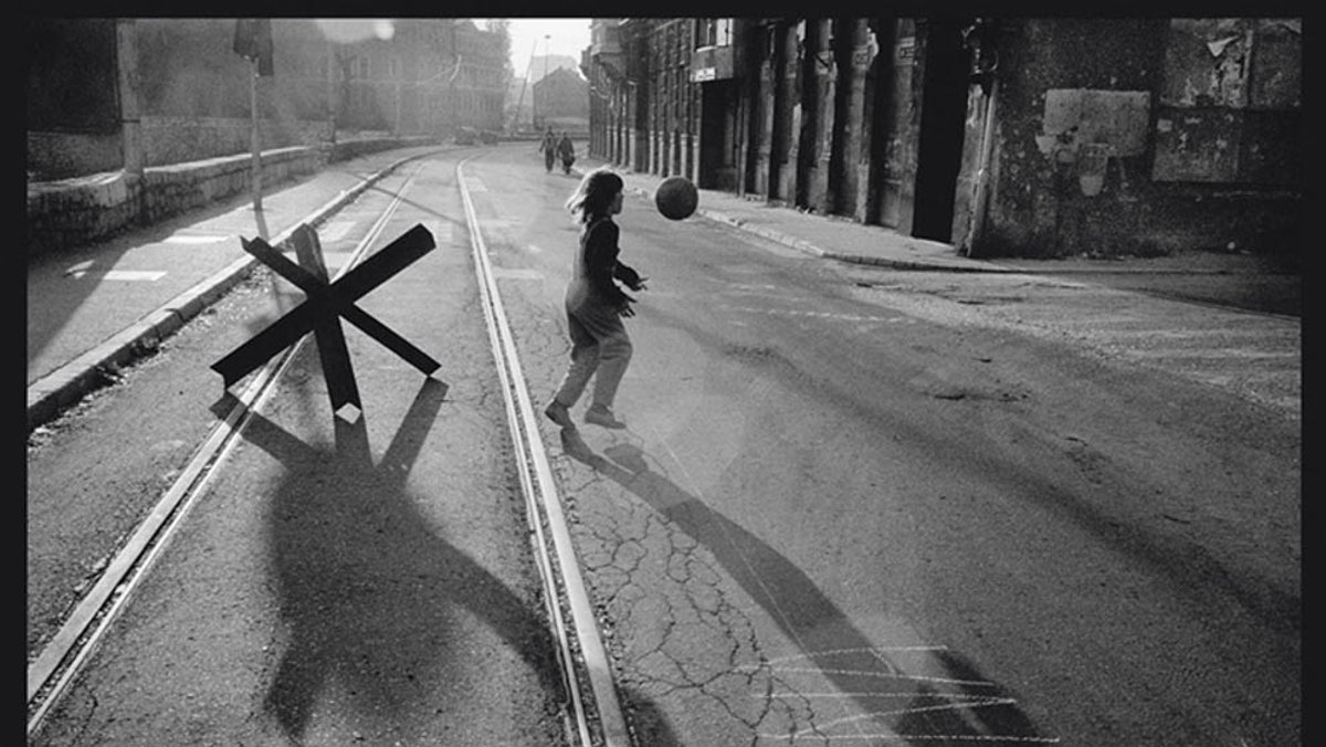 Paul Lowe, an award-winning photographer, documented the siege of Sarajevo © Paul Lowe, courtesy the artist/Panos Pictures