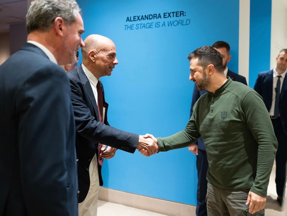 Ukrainian Museum director Peter Doroshenko (left) greets Ukrainian President Volodymyr Zelensky on Monday Courtesy the Ukrainian Museum, New York