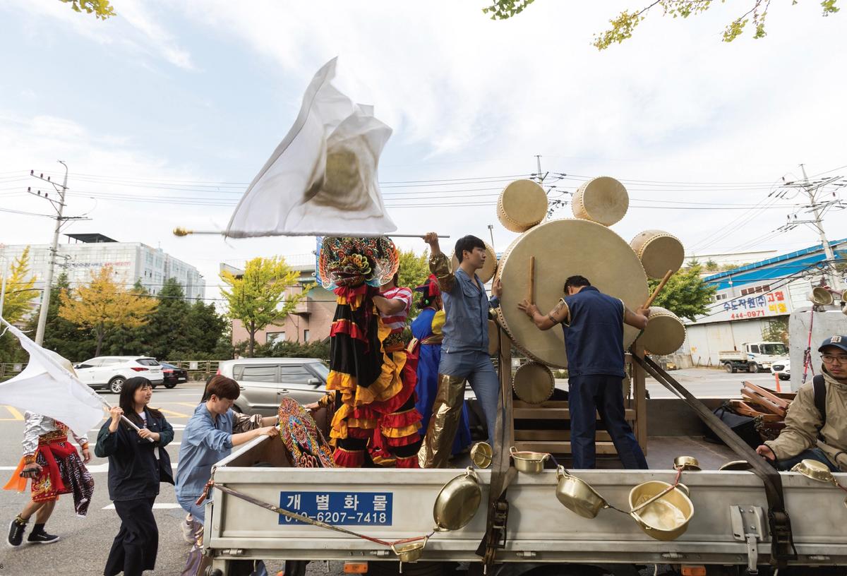 Parade (The Sun Swims through Sweat), a 2016 performance by Eunji Cho, who focuses on labour history at the Busan Biennale Courtesy the artist